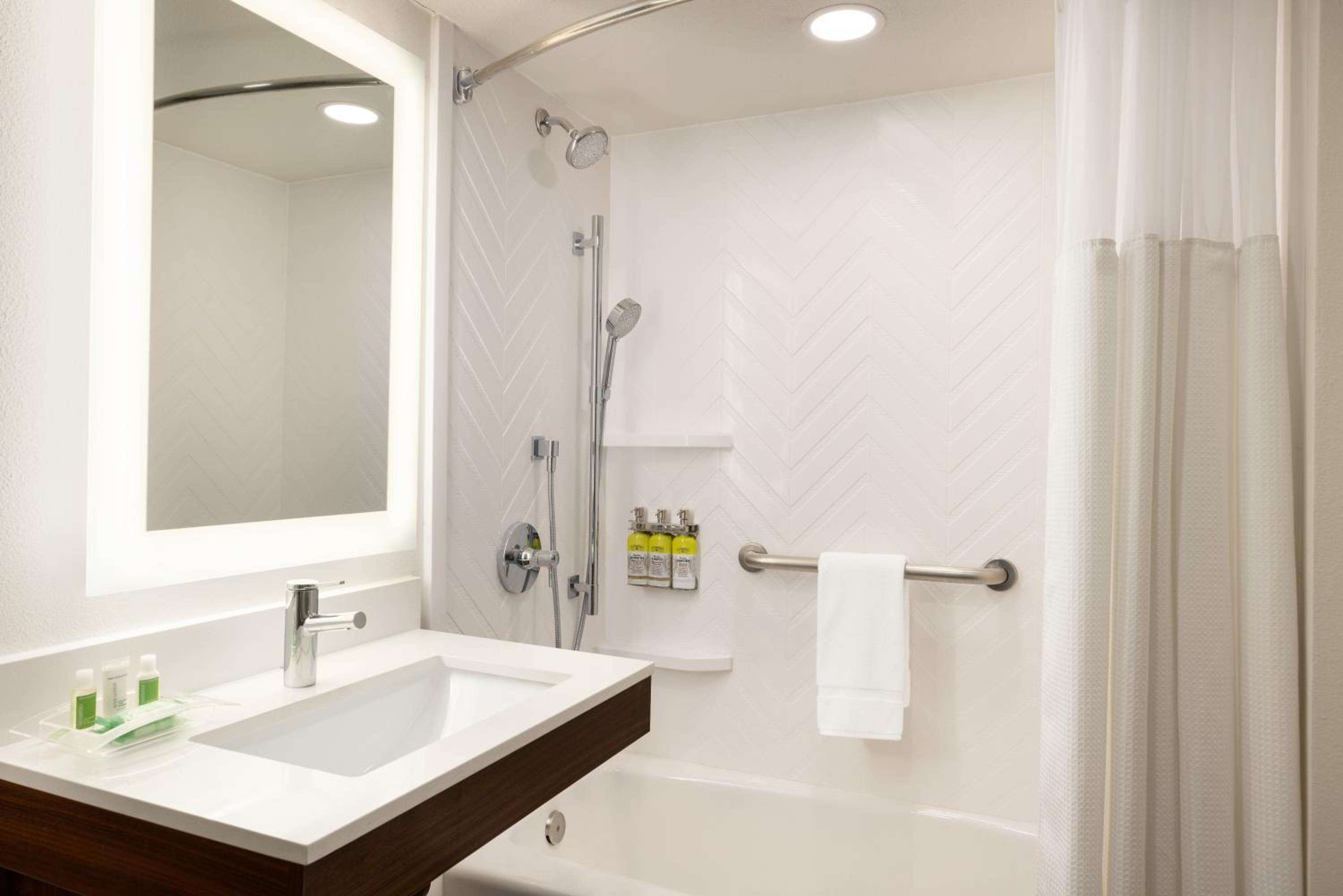 King Room with Accessible Tub - Mobility and Hearing Access - Photo 4