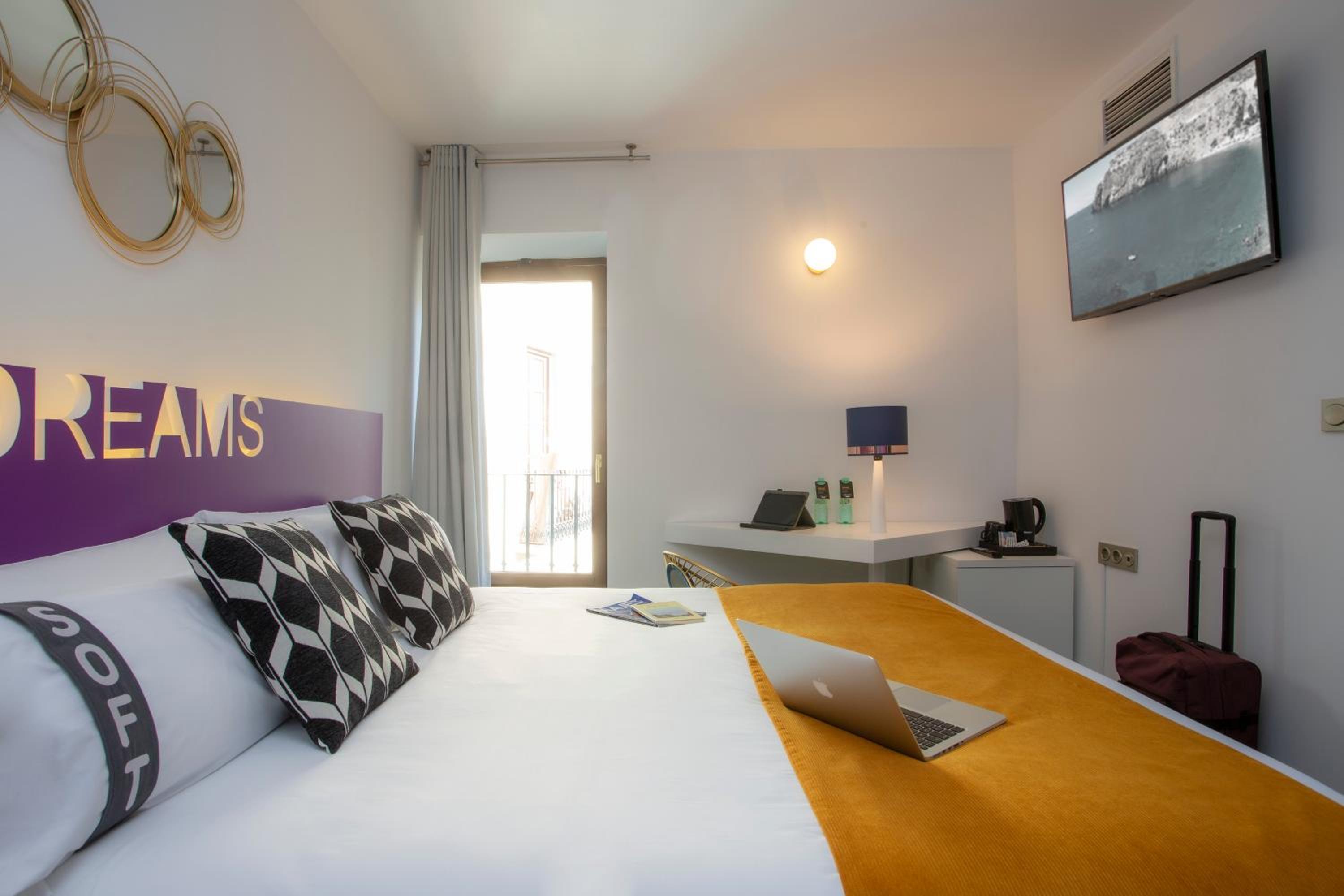 Triple Room with Balcony - Photo 22