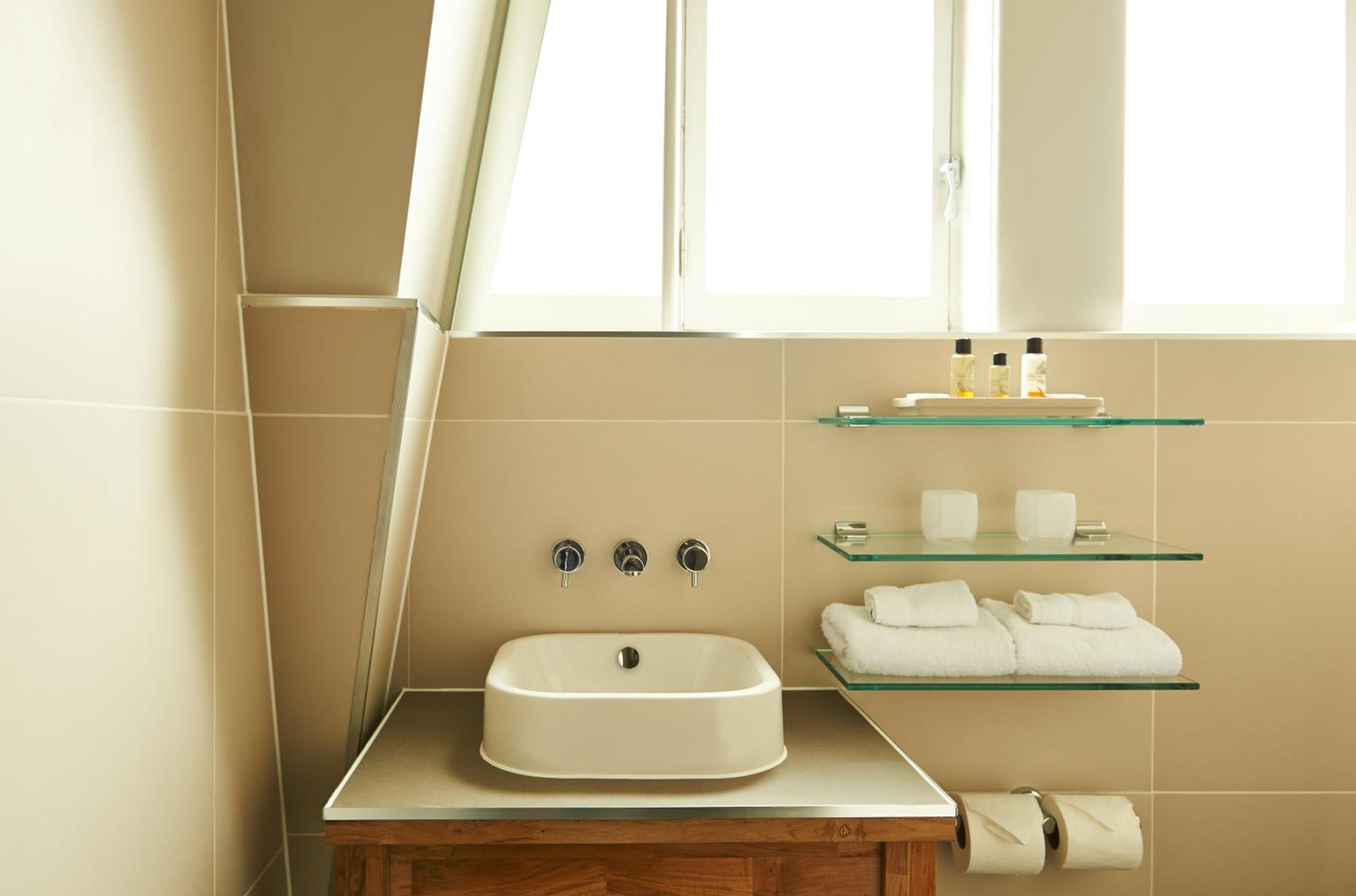 Deluxe Double Room thumbnail 5