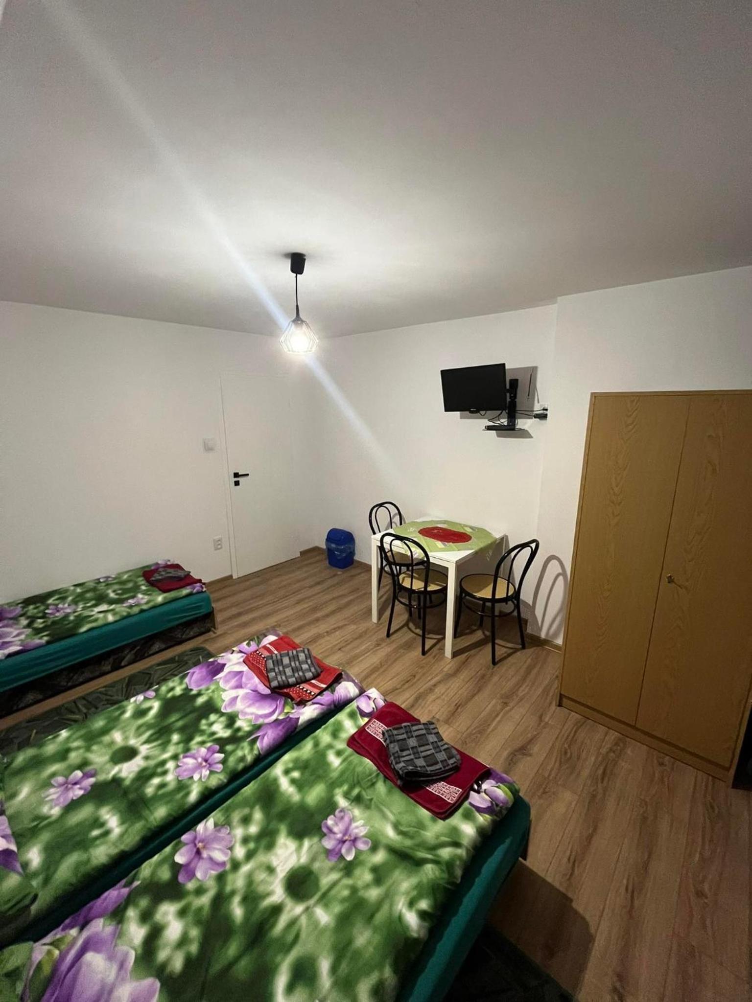 Basic Triple Room with Shared Bathroom photo 2