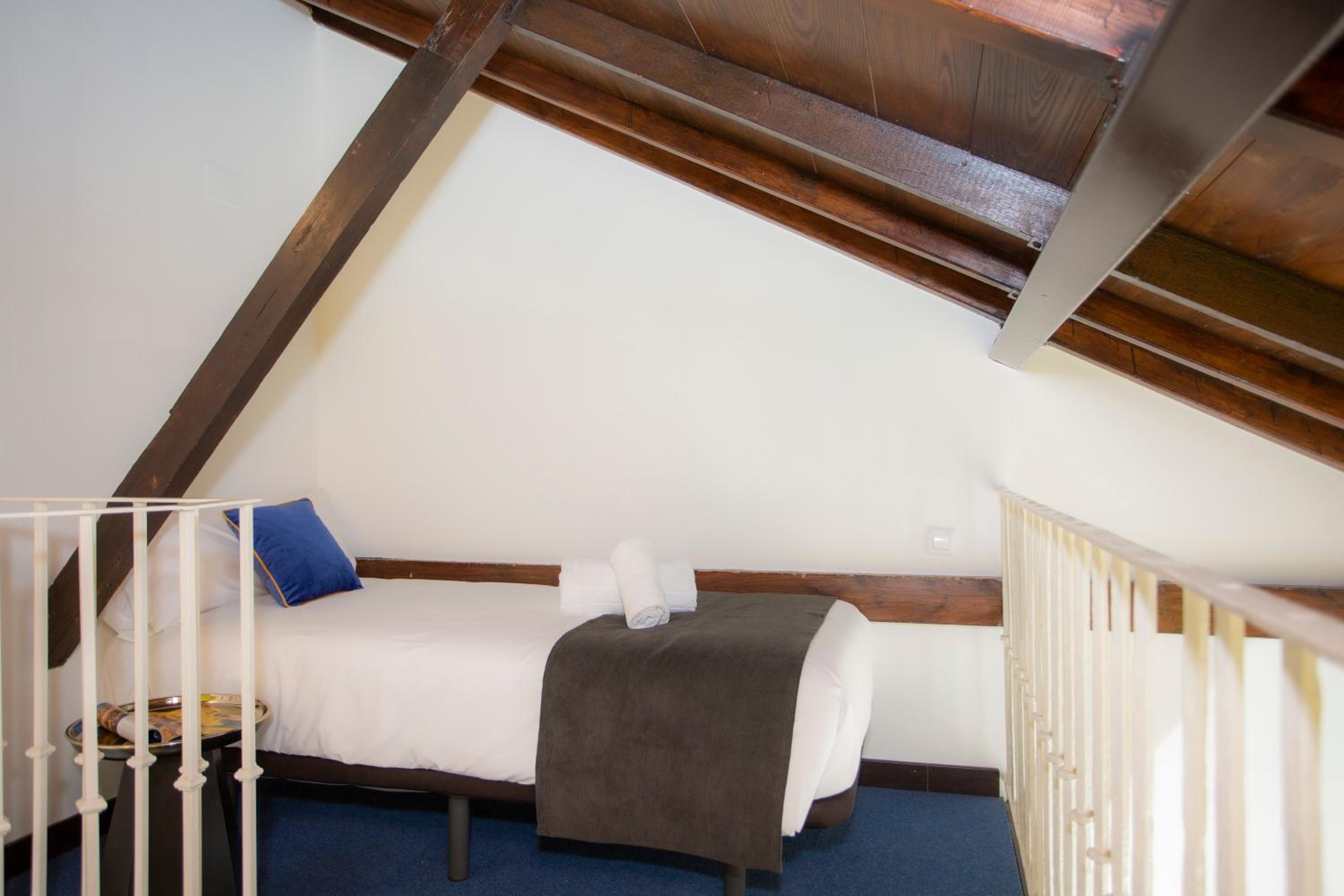 Triple Room with Balcony - Photo 30