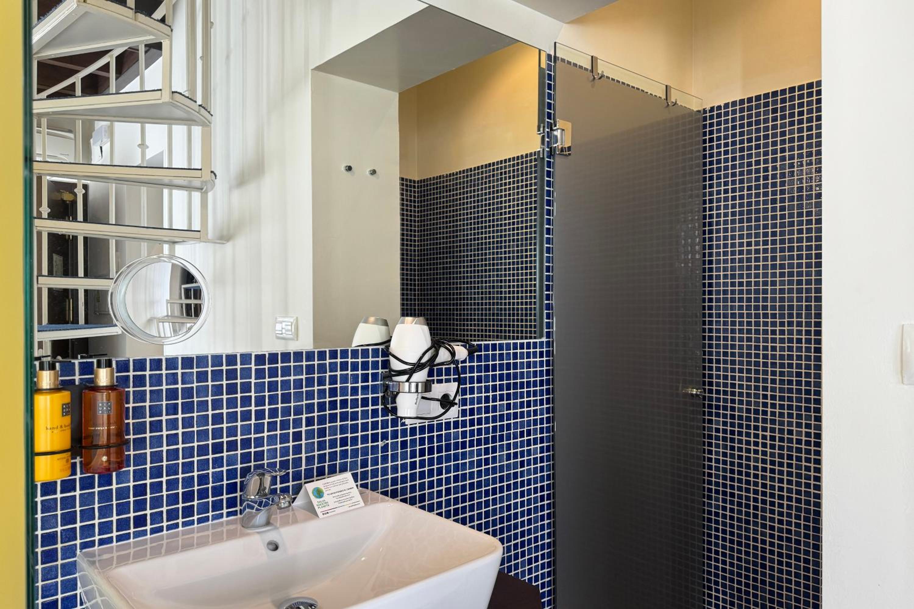 Triple Room with Balcony - Photo 25