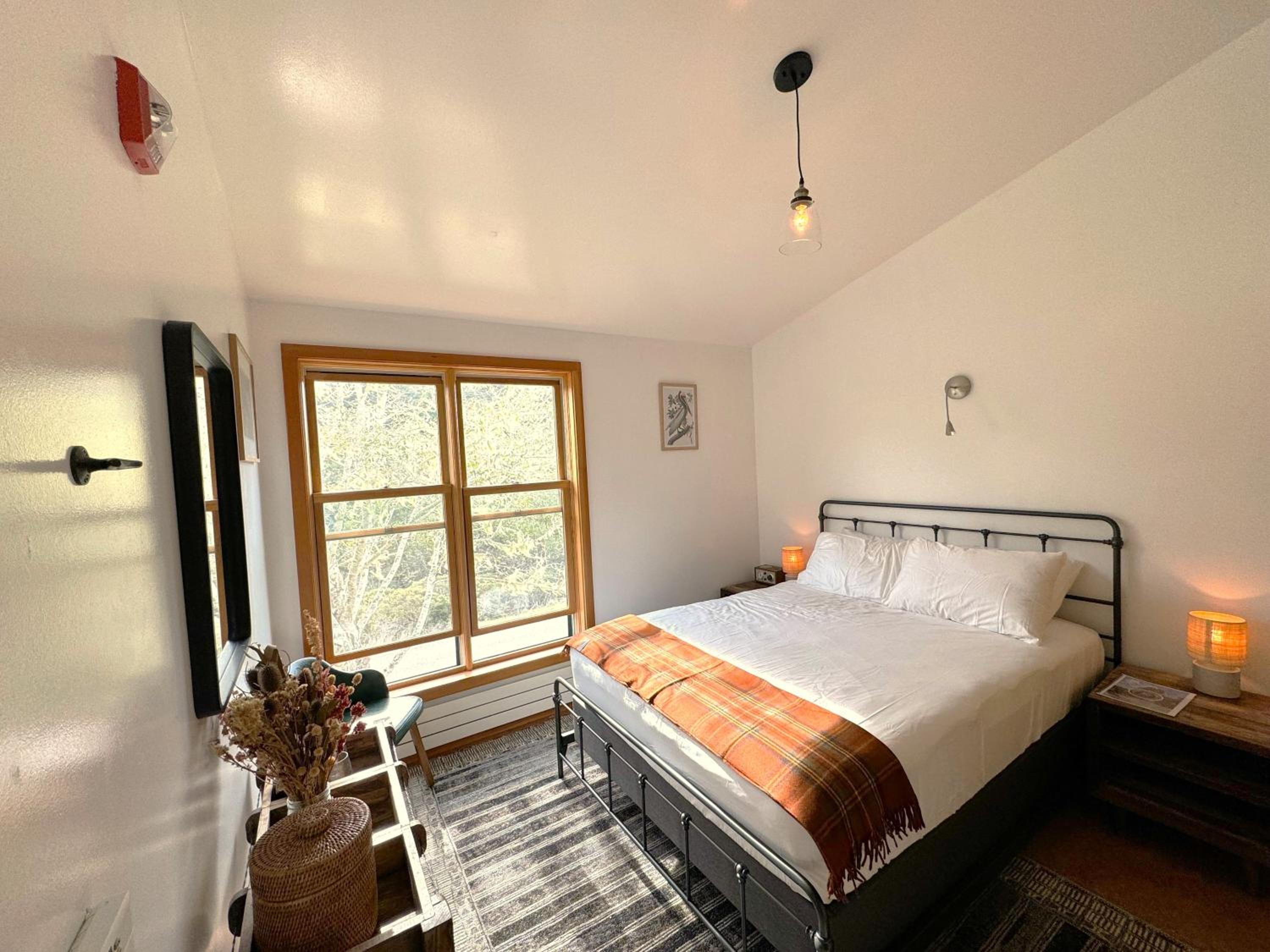 Queen Room with Shared Bathroom - Photo 10