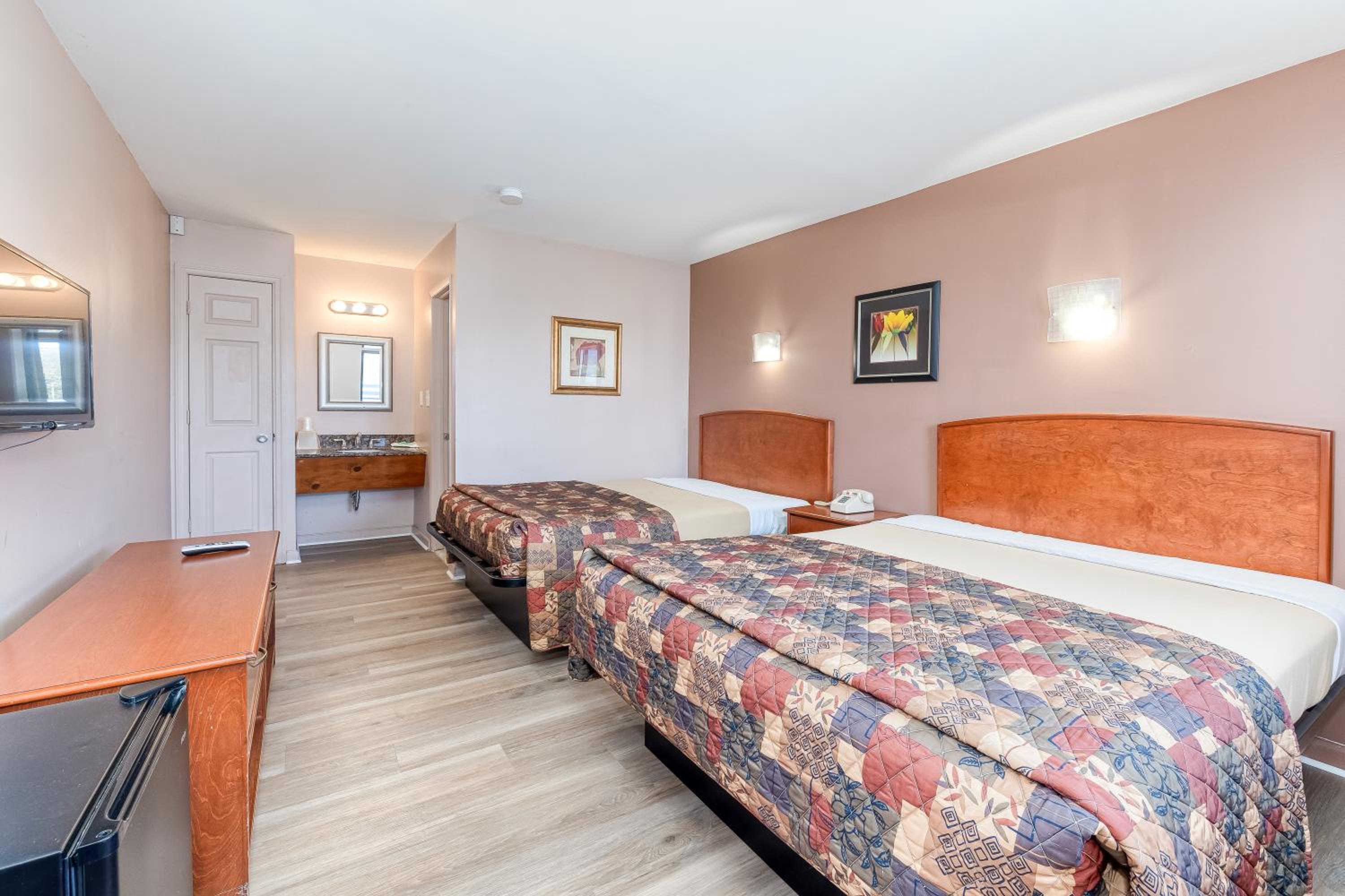 Queen Room with Two Queen Beds photo 1