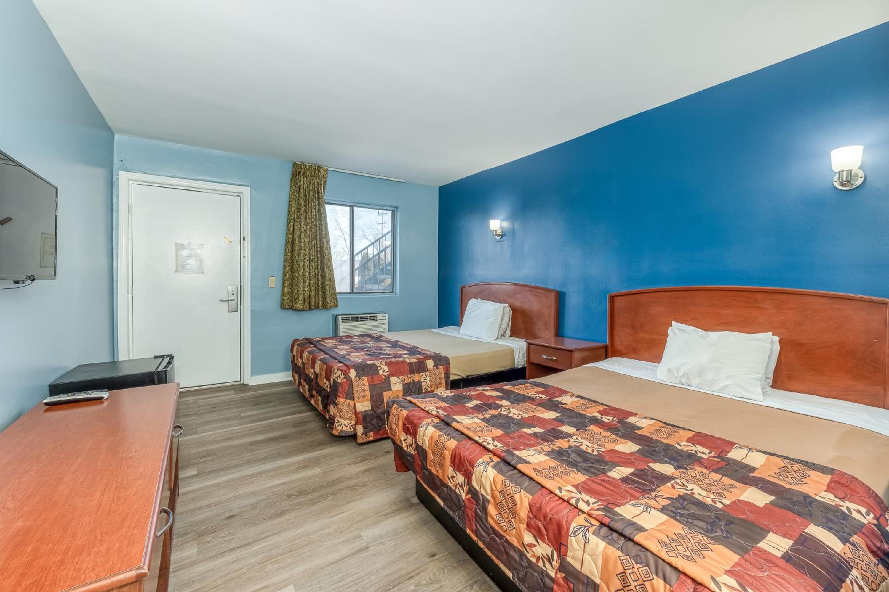 Queen Room with Two Queen Beds photo 1