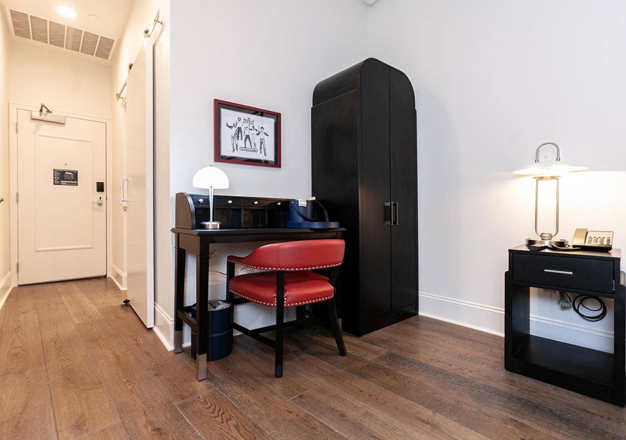 King- Interior Windowless photo 3