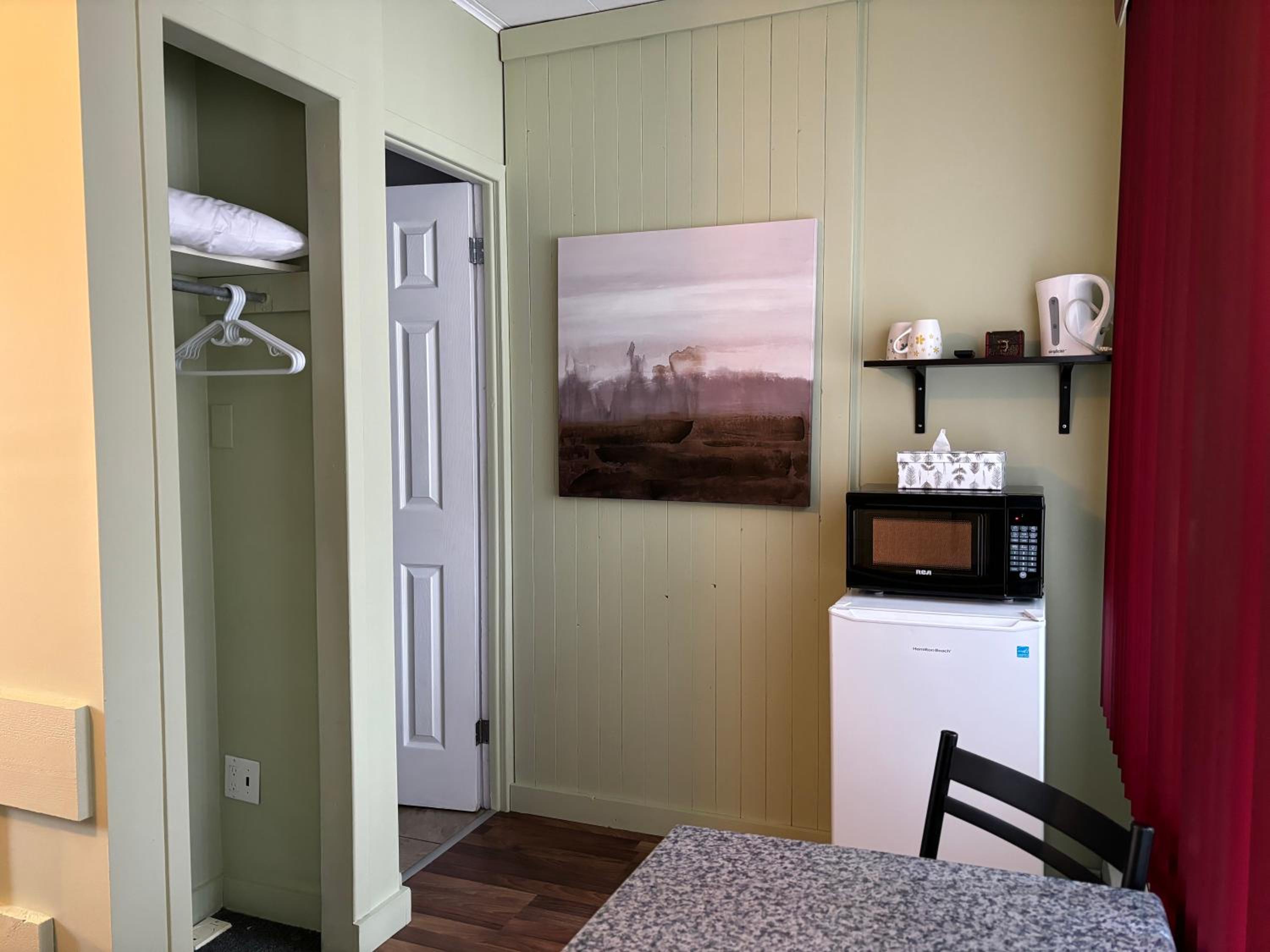 Small Queen Room photo 3