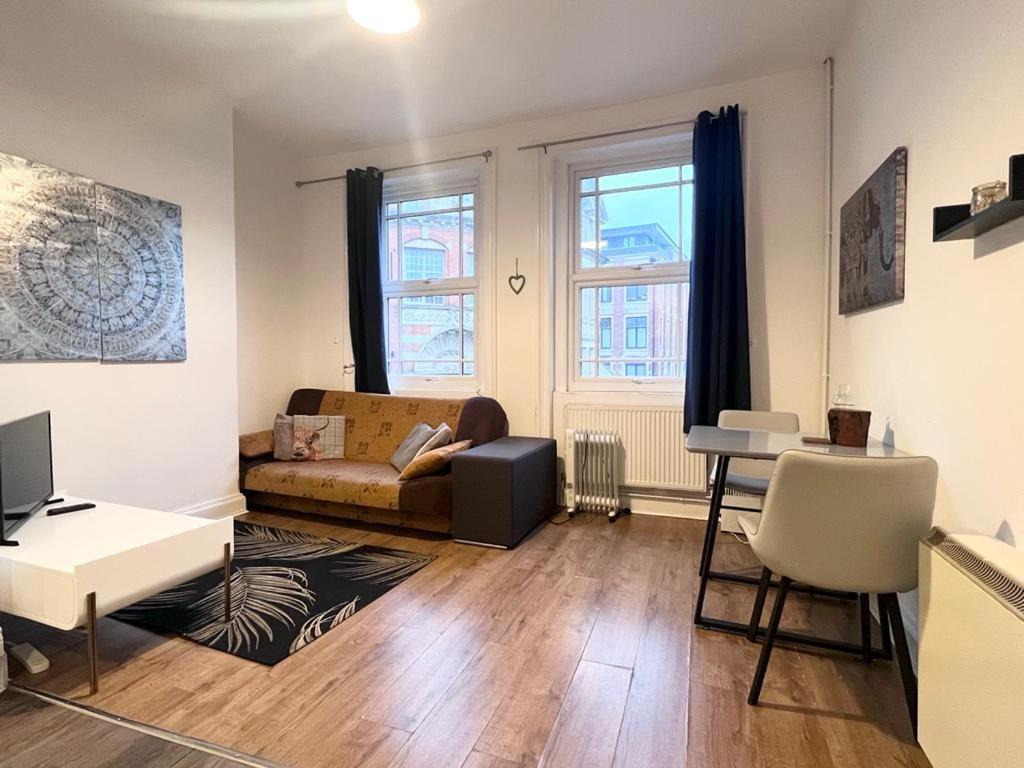 One-Bedroom Apartment photo 1