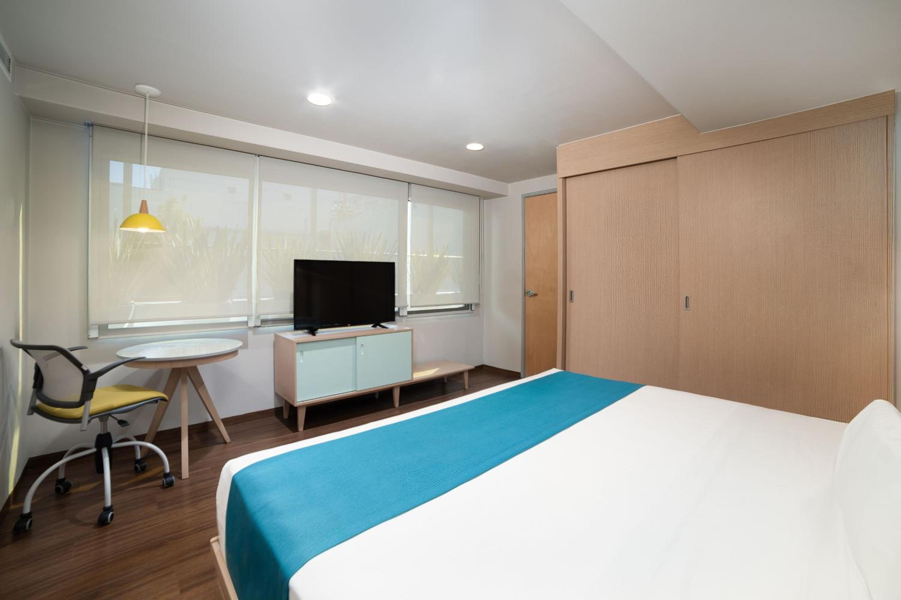 One-Bedroom Suite with King or Twin Bed and Sofa Bed - Photo 8