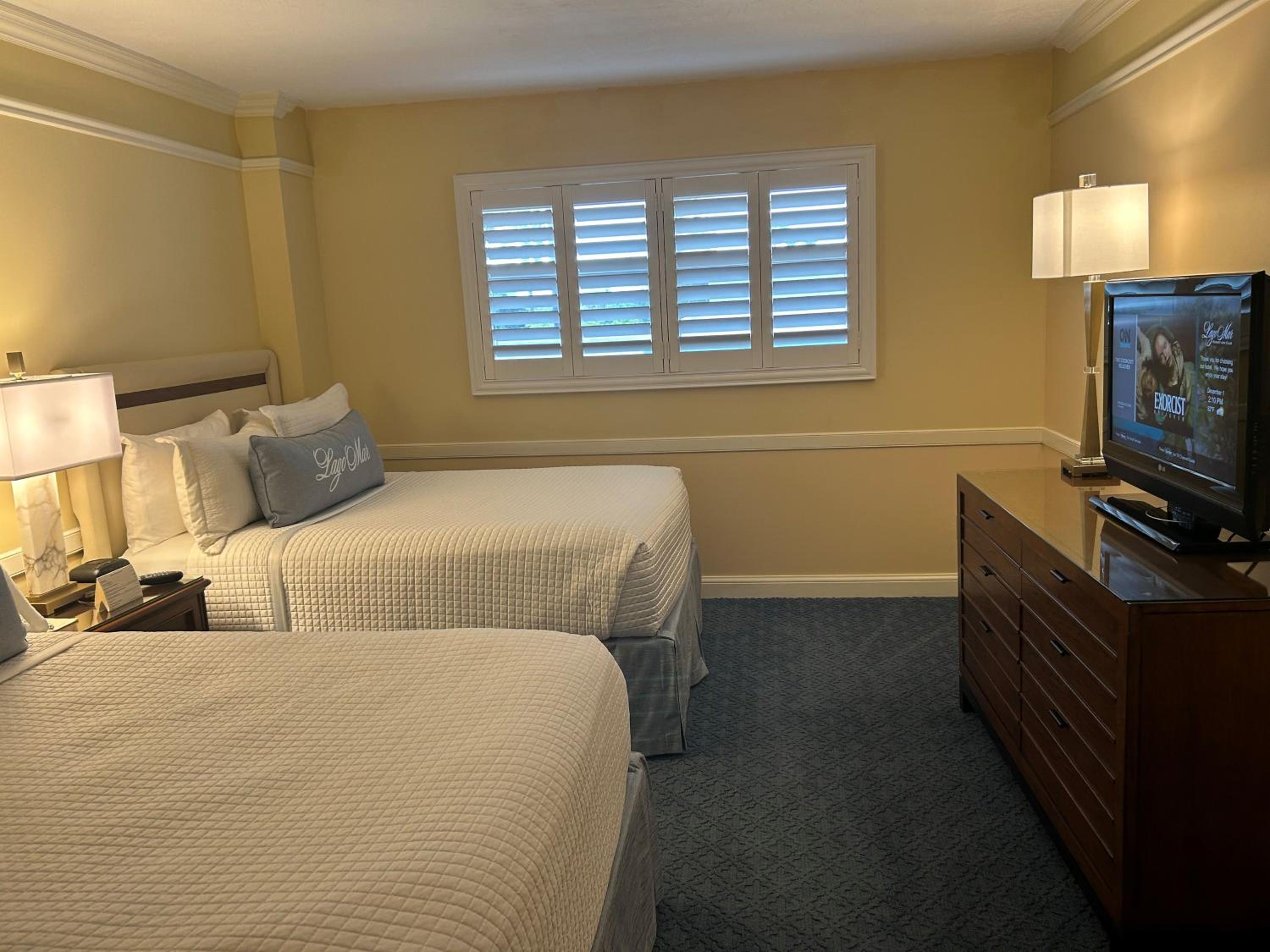 Executive One-Bedroom Suite with Two Double Beds - Photo 2