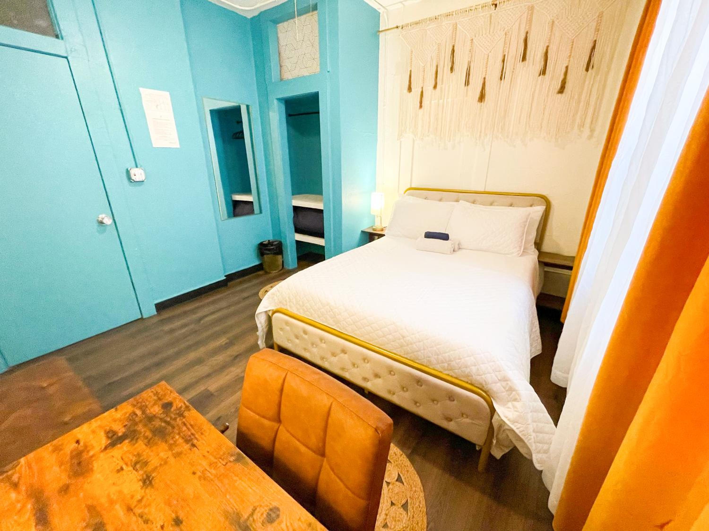 Budget Double Room - Photo 8
