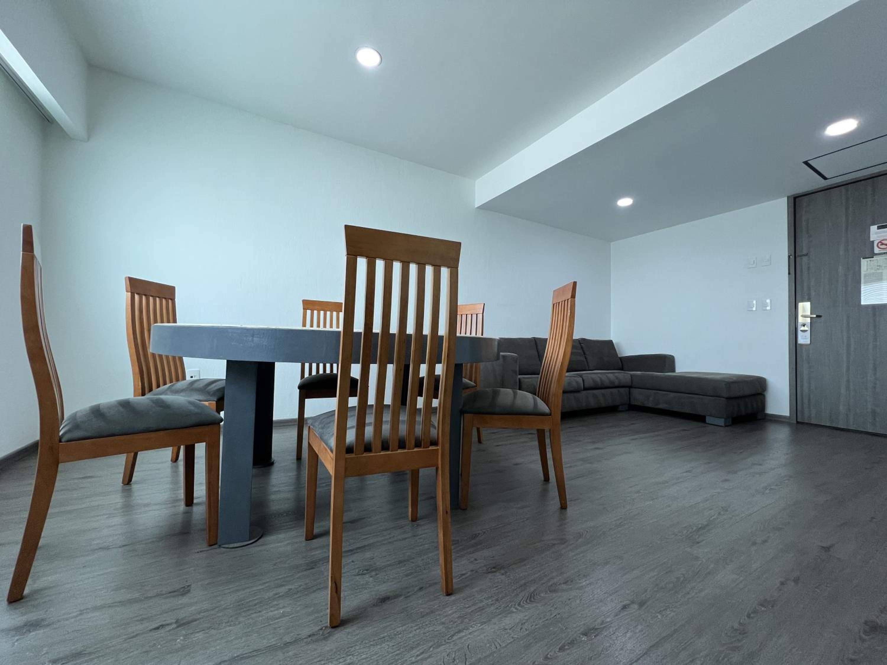 Business Suite with Living Room - Photo 11