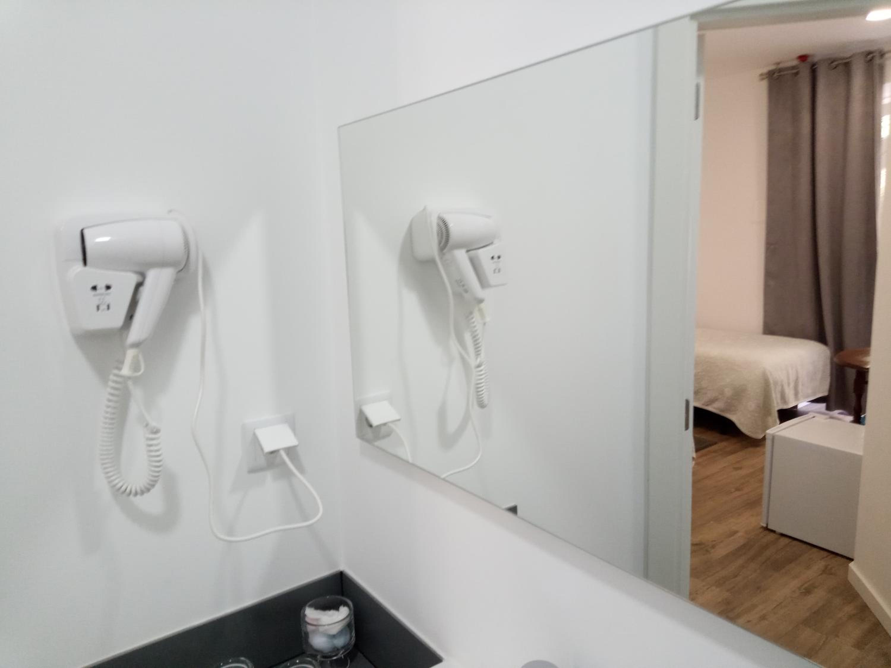 Twin Room - Photo 3