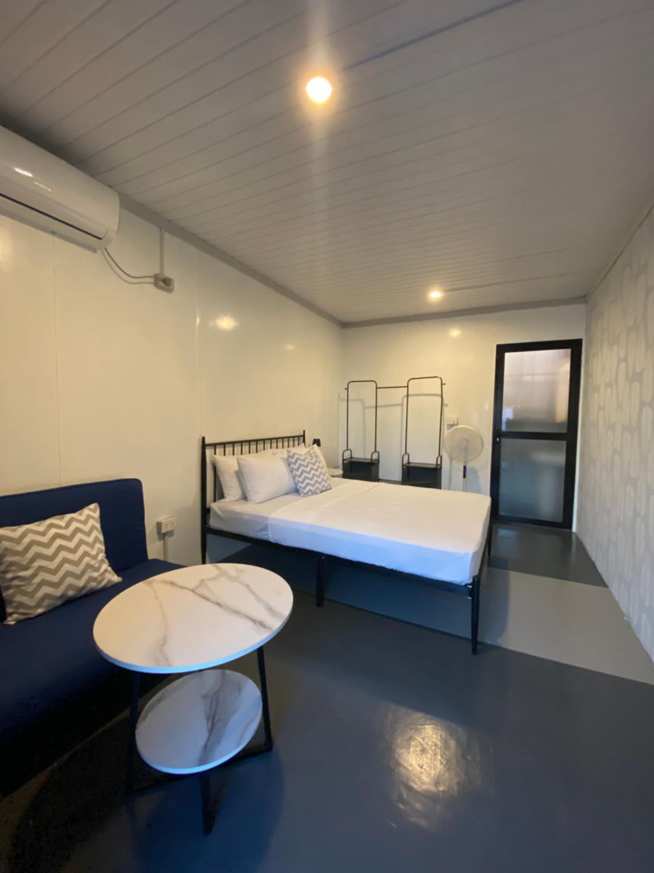 Queen Room with Balcony - Photo 9