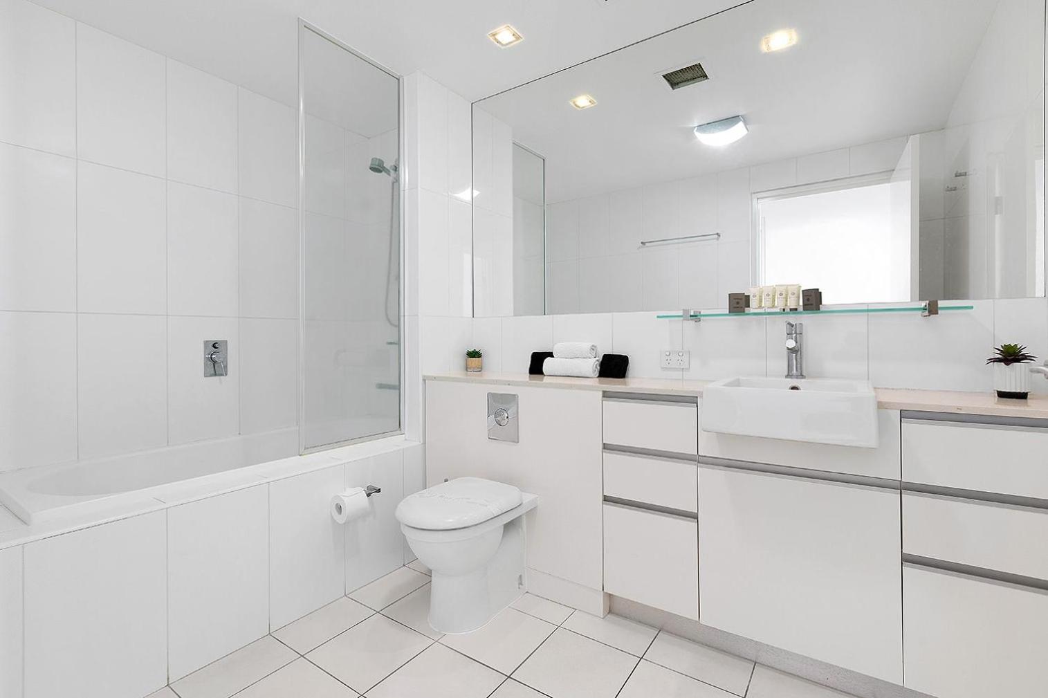 2 Bedroom 2 Bathroom Waterfront Apartment photo 2