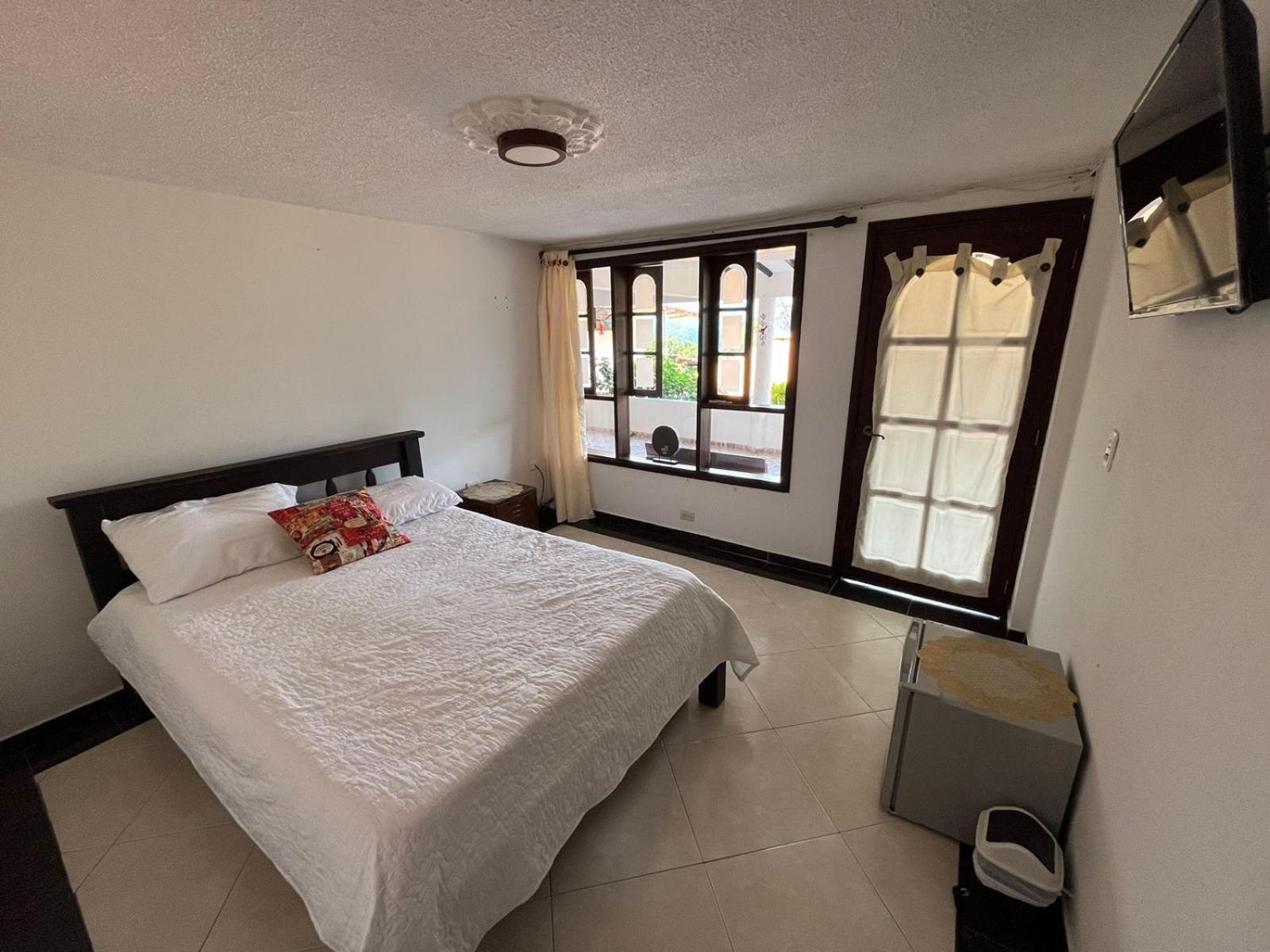 Five-Bedroom House photo 1