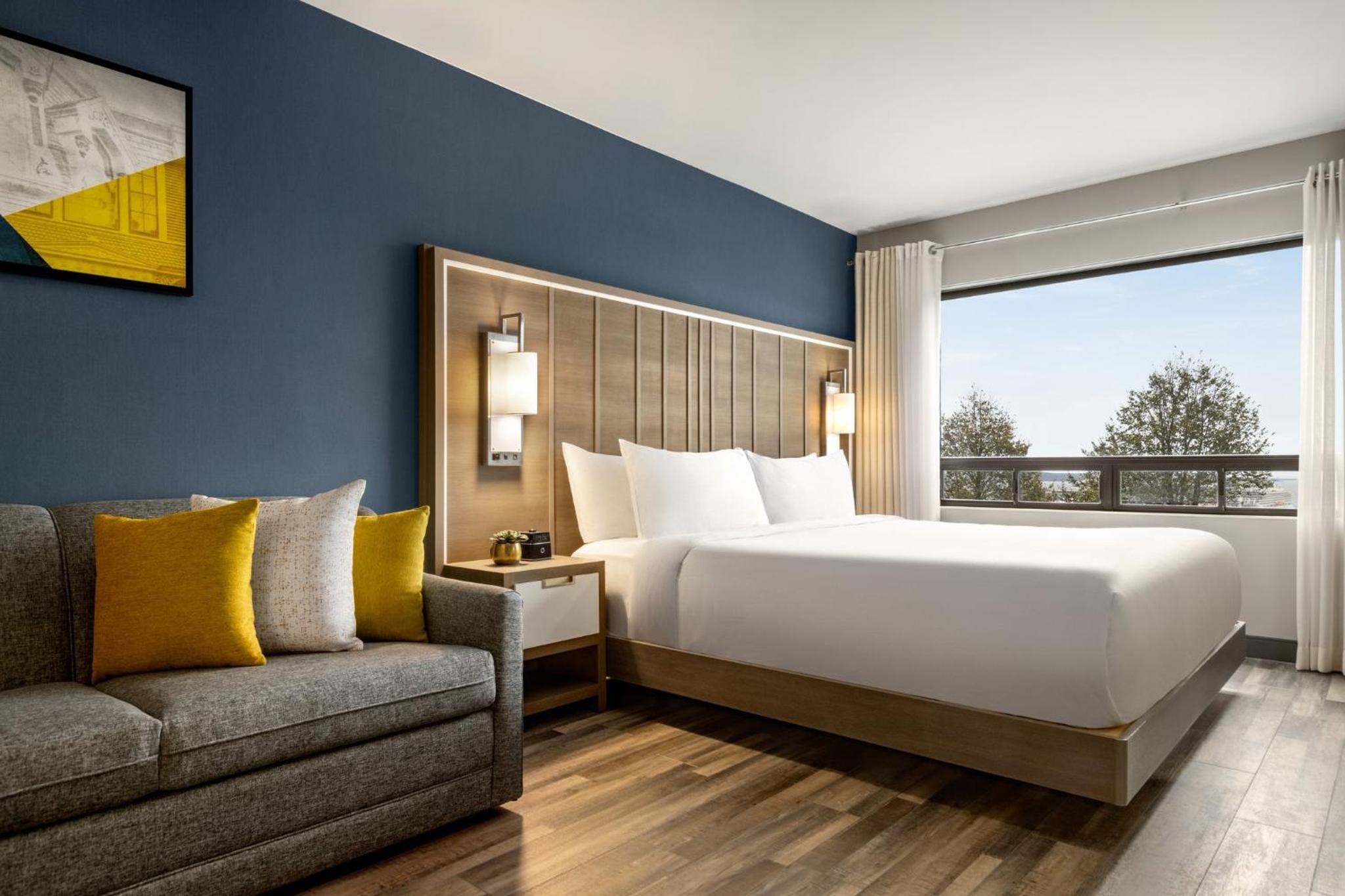 Premium King Room with Sofa Bed - Photo 5
