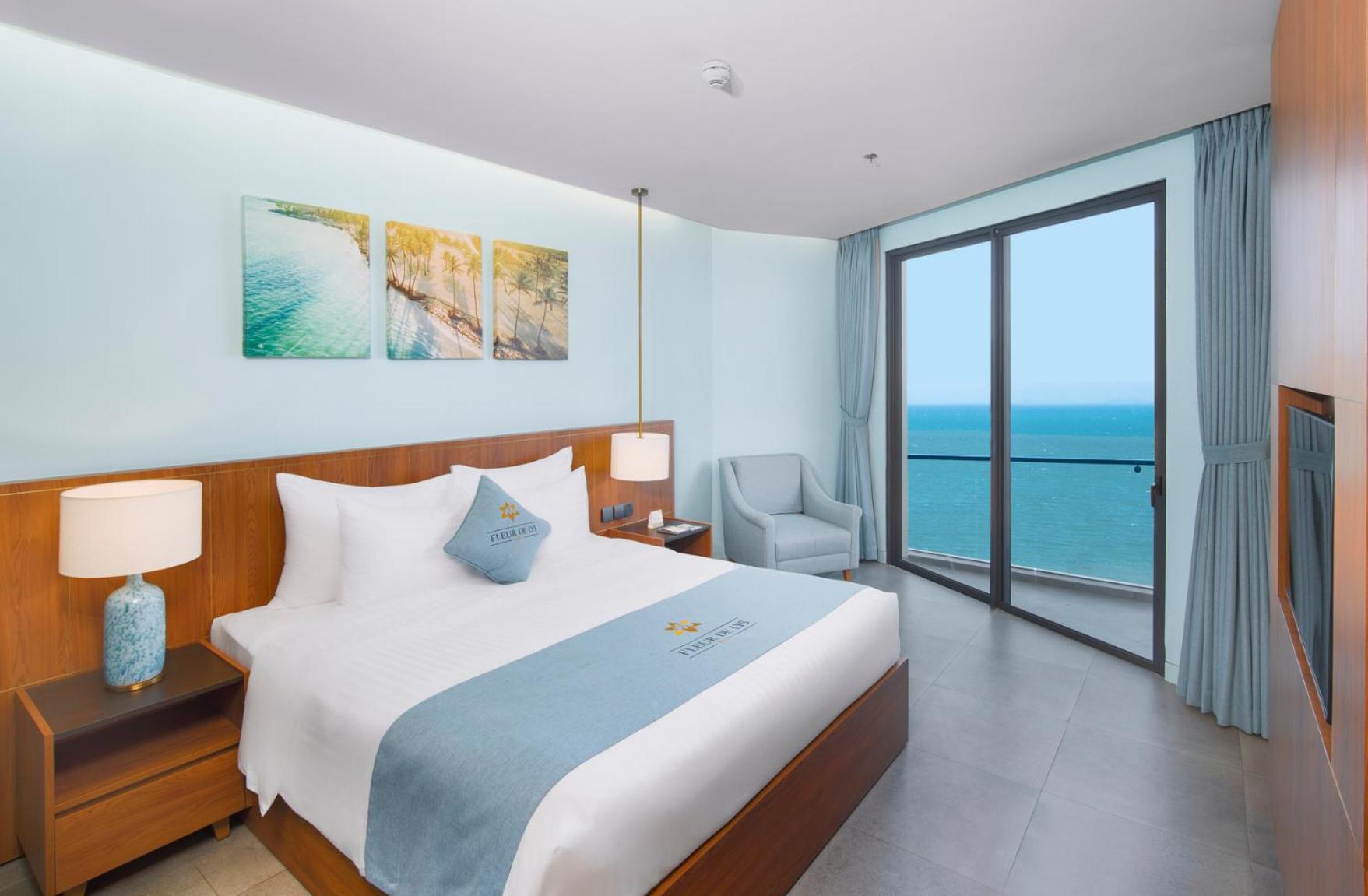 Deluxe Queen Room Ocean View with Balcony - Photo 3