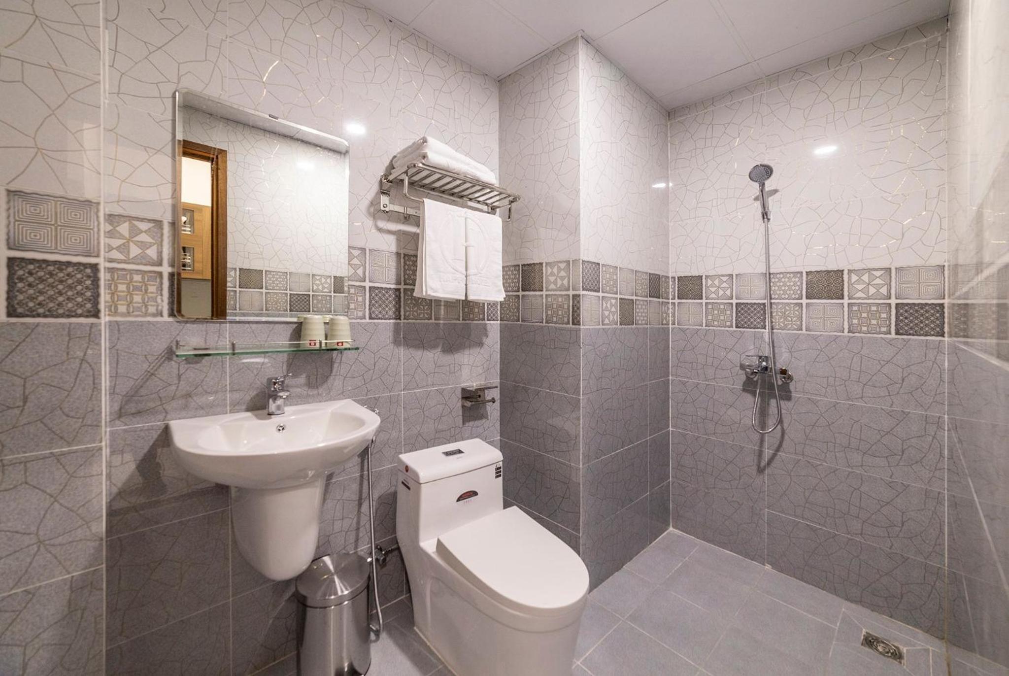 One-Bedroom Apartment - Photo 2