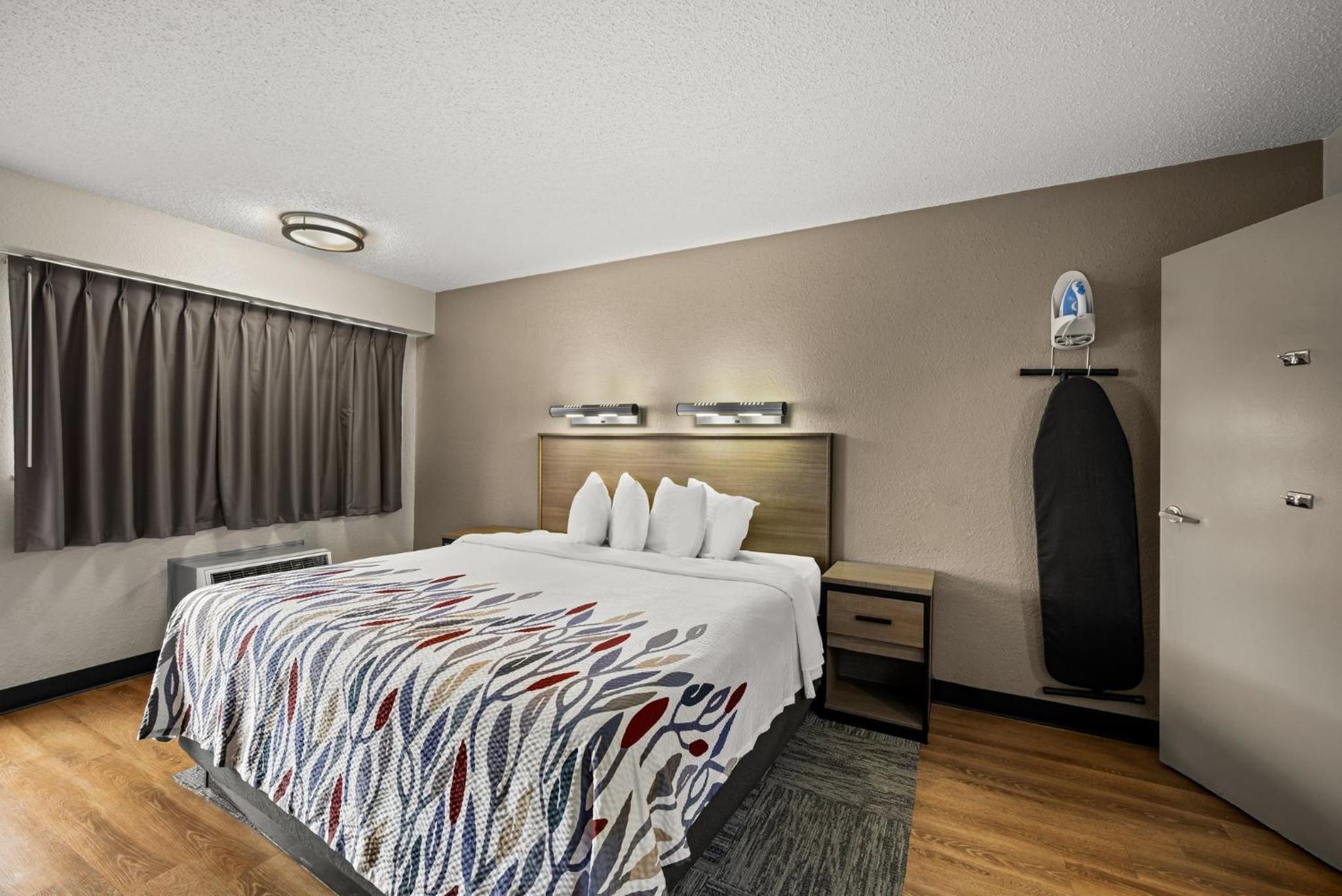 Deluxe King Room Disability Access Non-Smoking - Photo 3