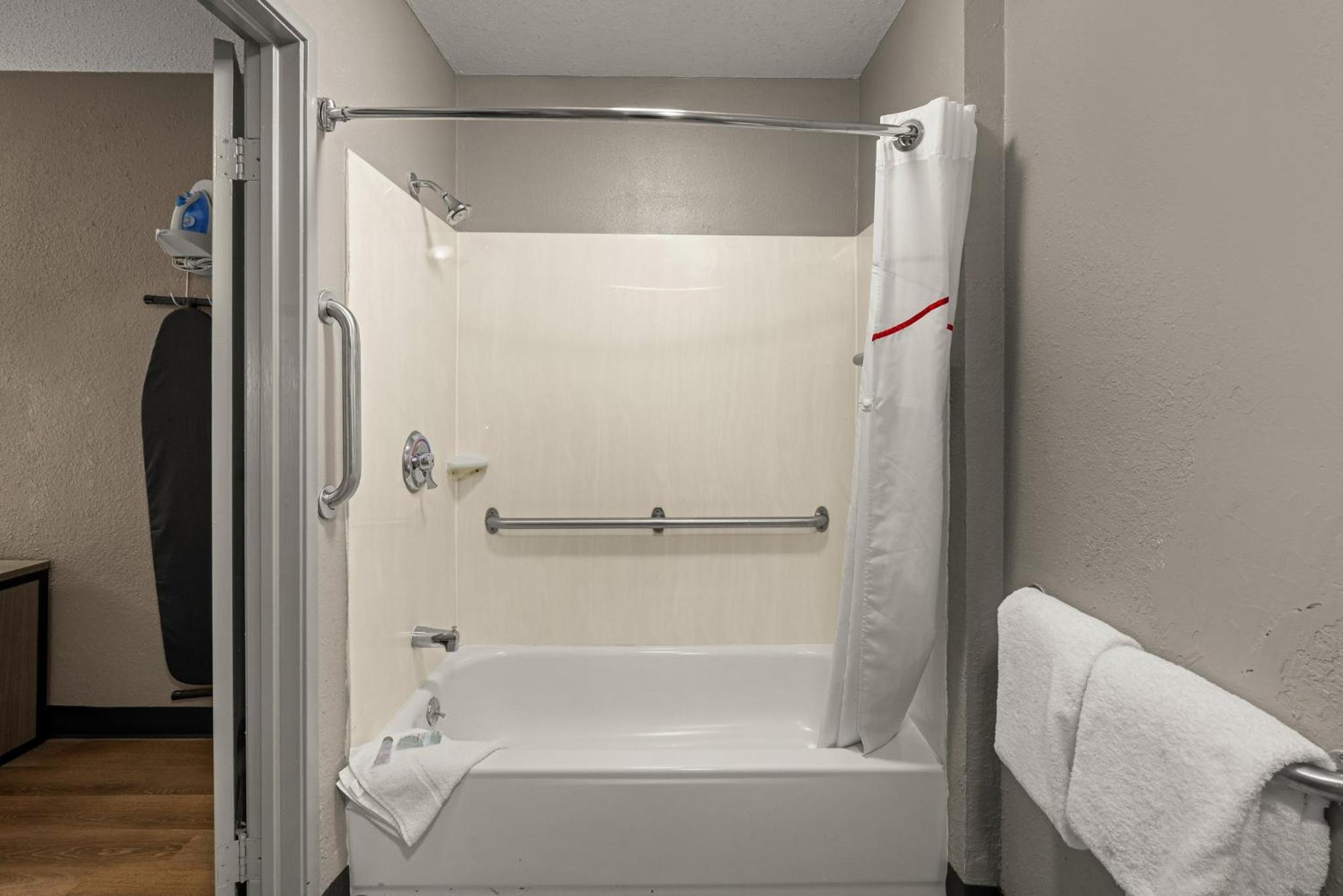 Deluxe King Room Disability Access Non-Smoking - Photo 5