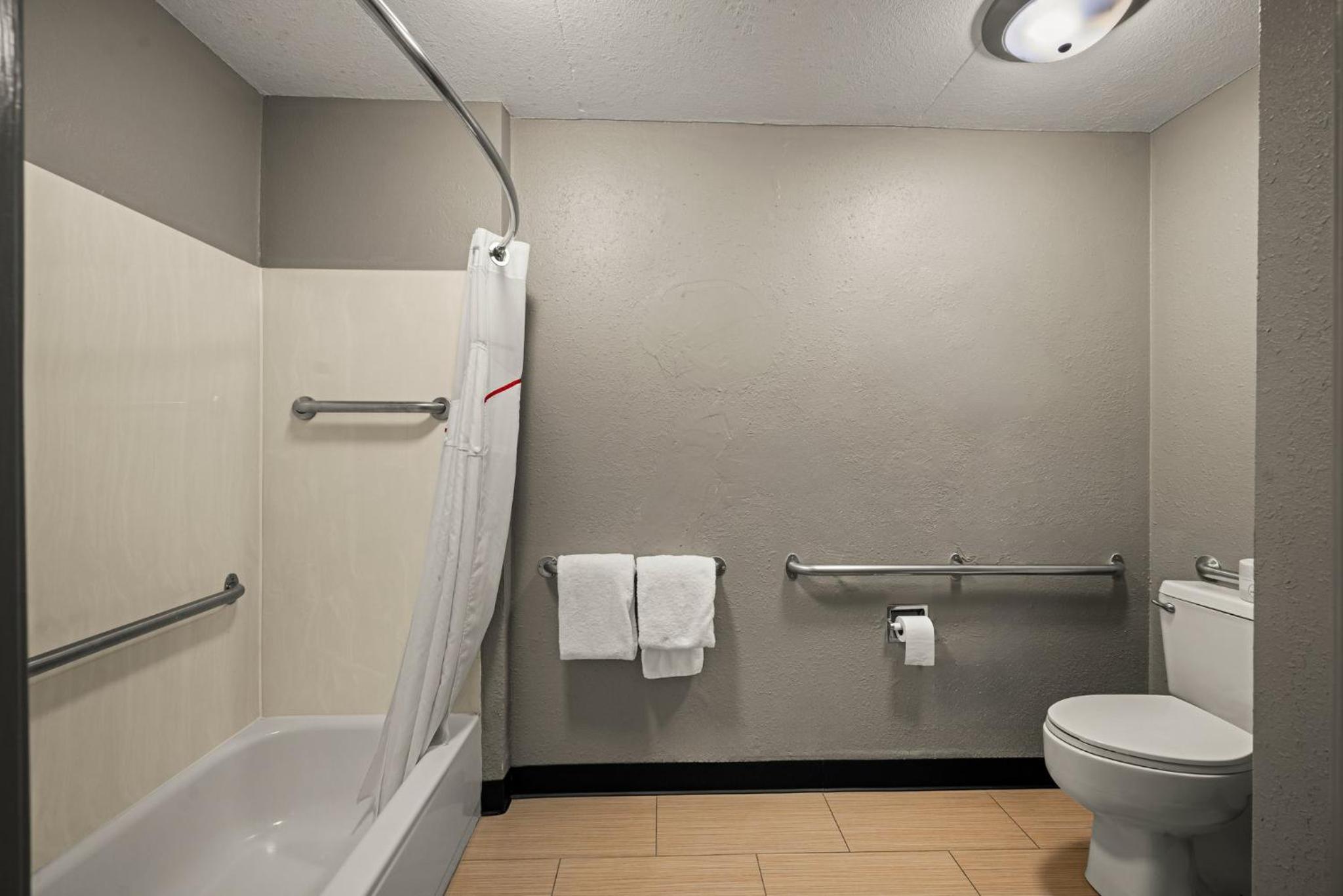 Deluxe King Room Disability Access Non-Smoking - Photo 4