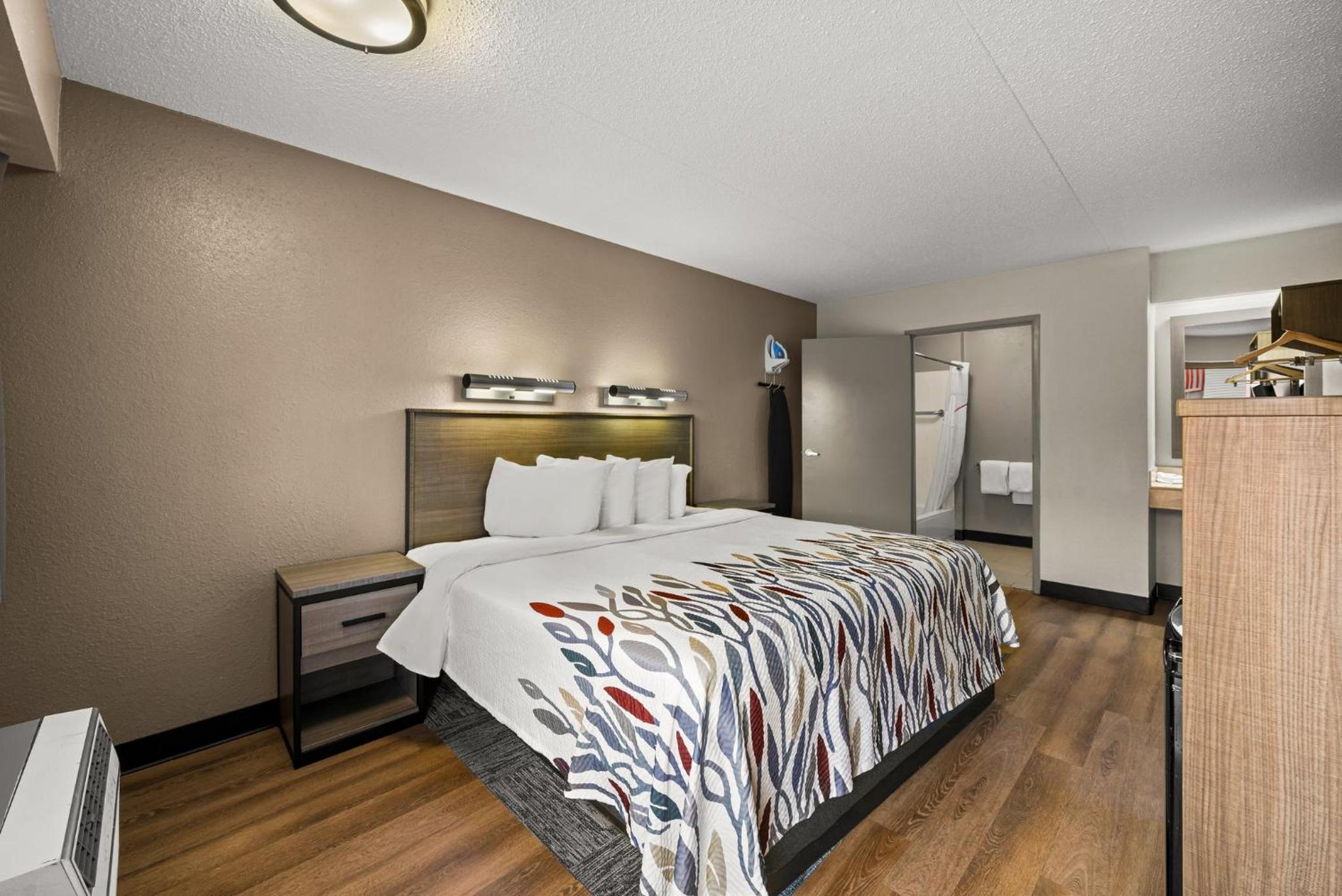Deluxe King Room Disability Access Non-Smoking - Photo 1