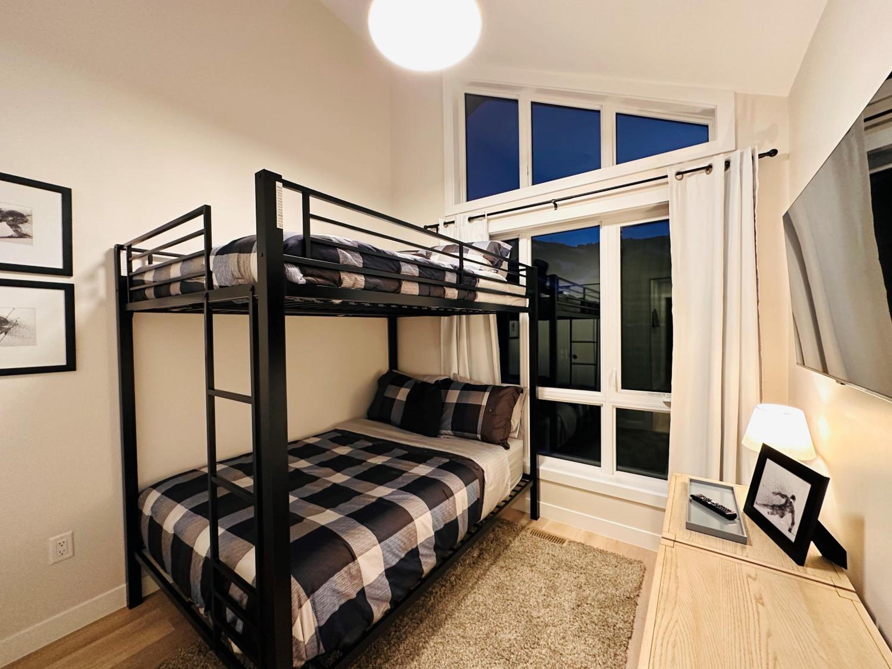 Five-Bedroom House photo 1
