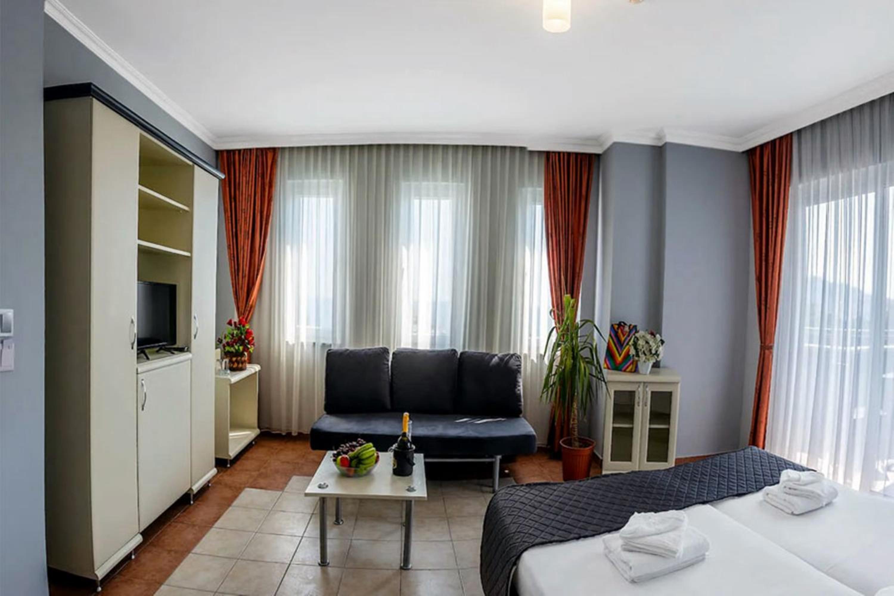 Suite with Balcony - Photo 4
