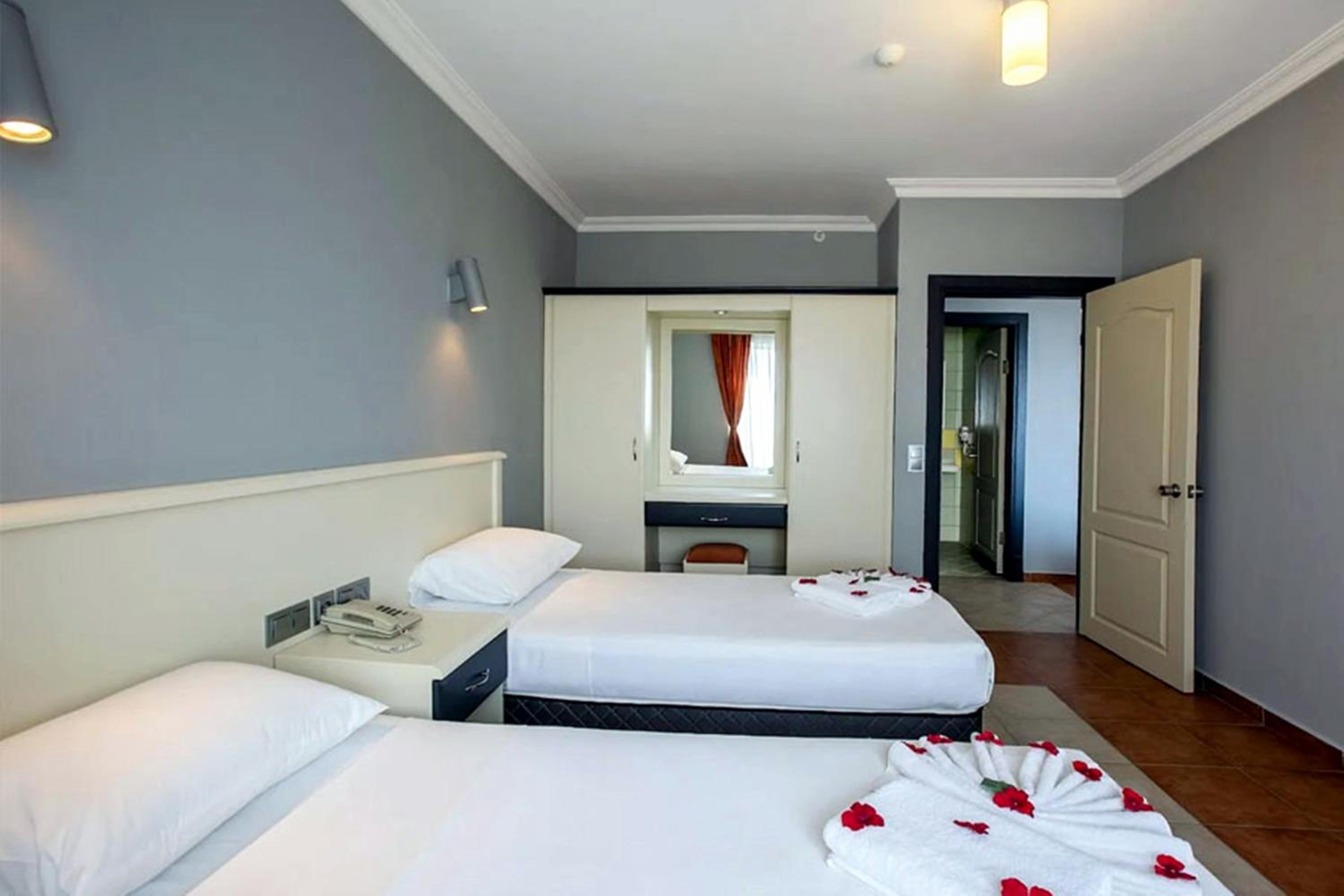 Suite with Balcony - Photo 2