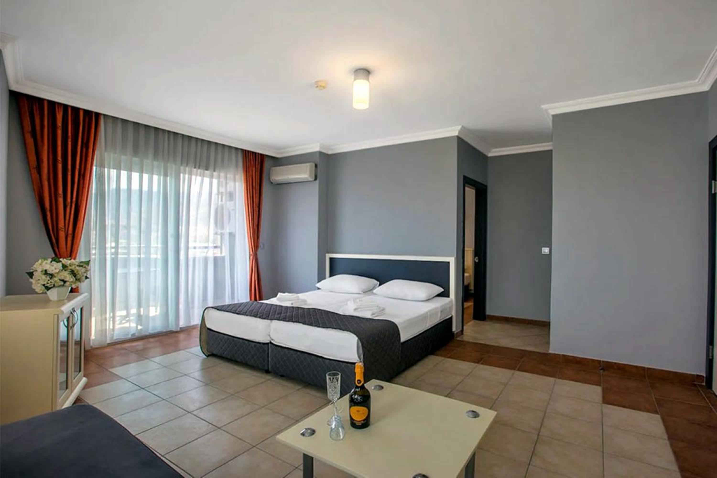 Suite with Balcony - Photo 3