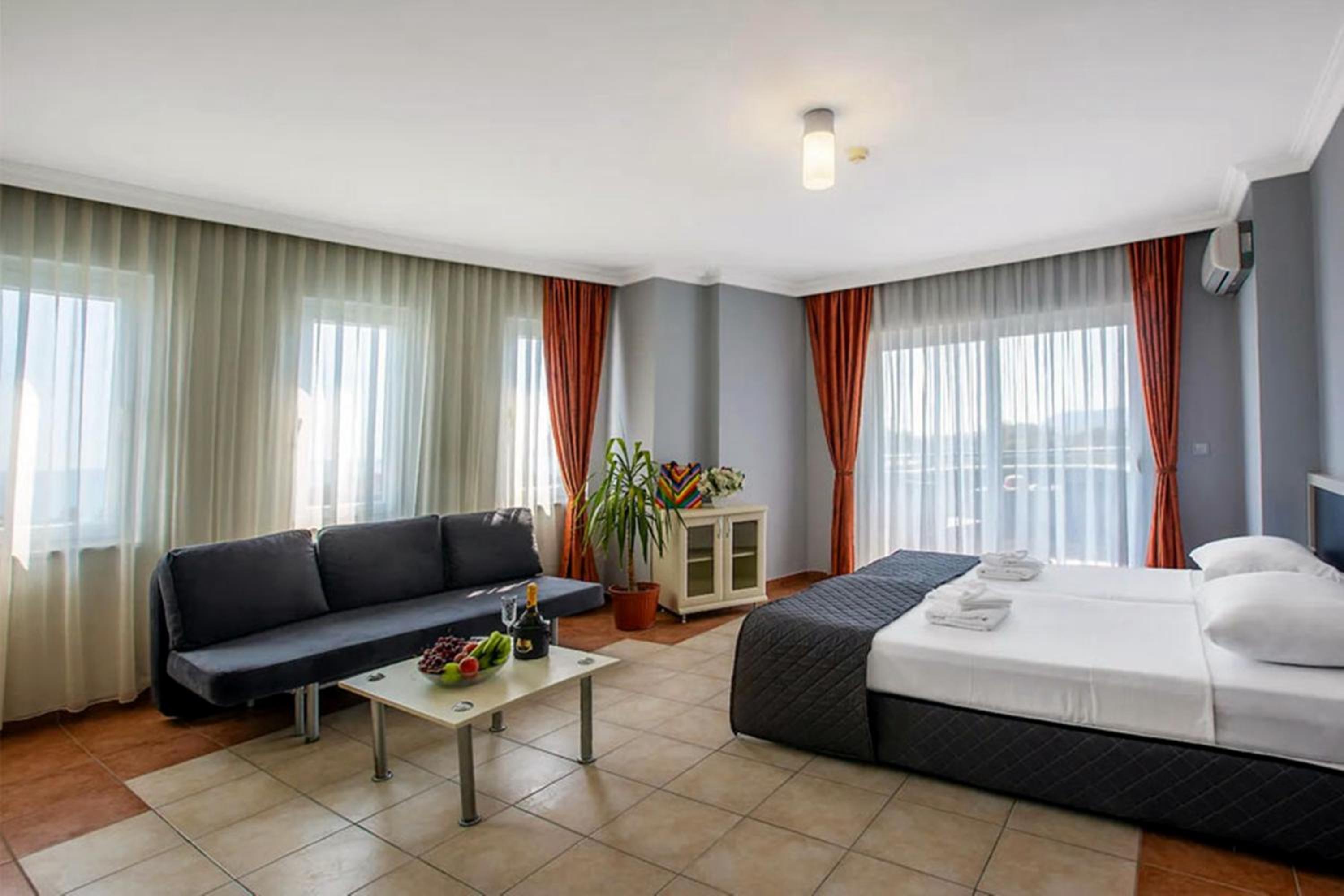 Suite with Balcony - Photo 8