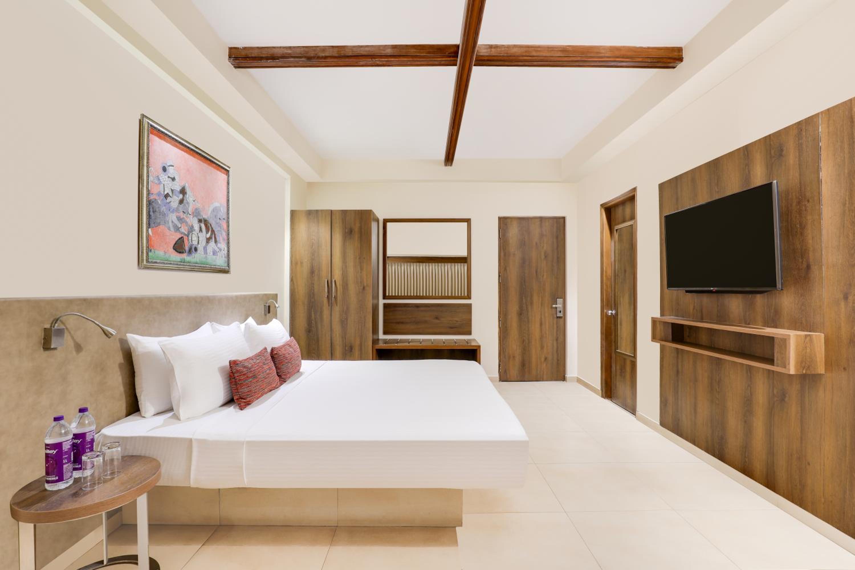 Superior Double Room(2 pints of beer on arrival with each rooms booked) + 20% off on F&B photo 2