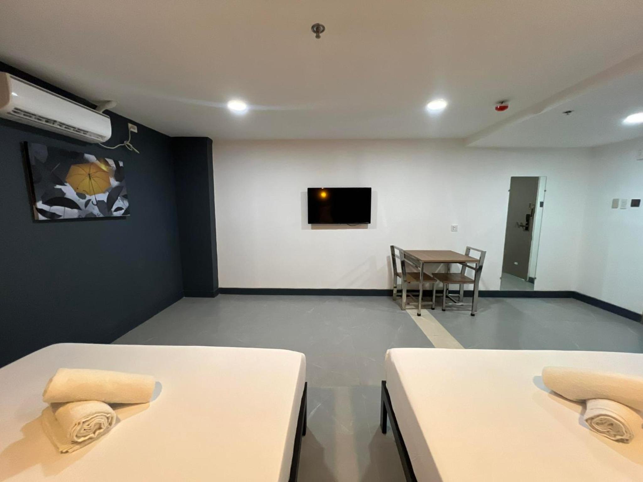 Quadruple Room with Private Bathroom - Photo 2