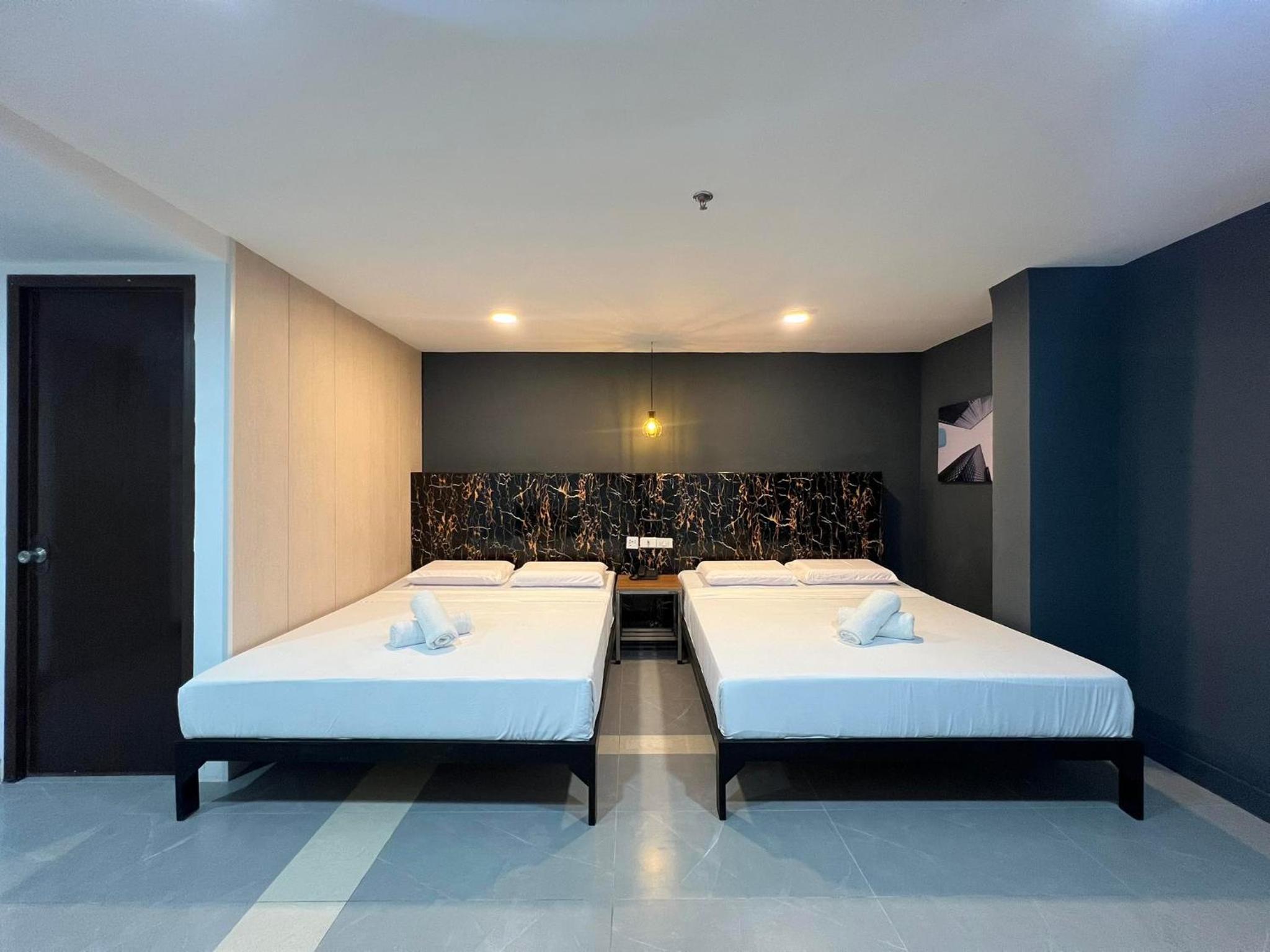 Quadruple Room with Private Bathroom - Photo 3