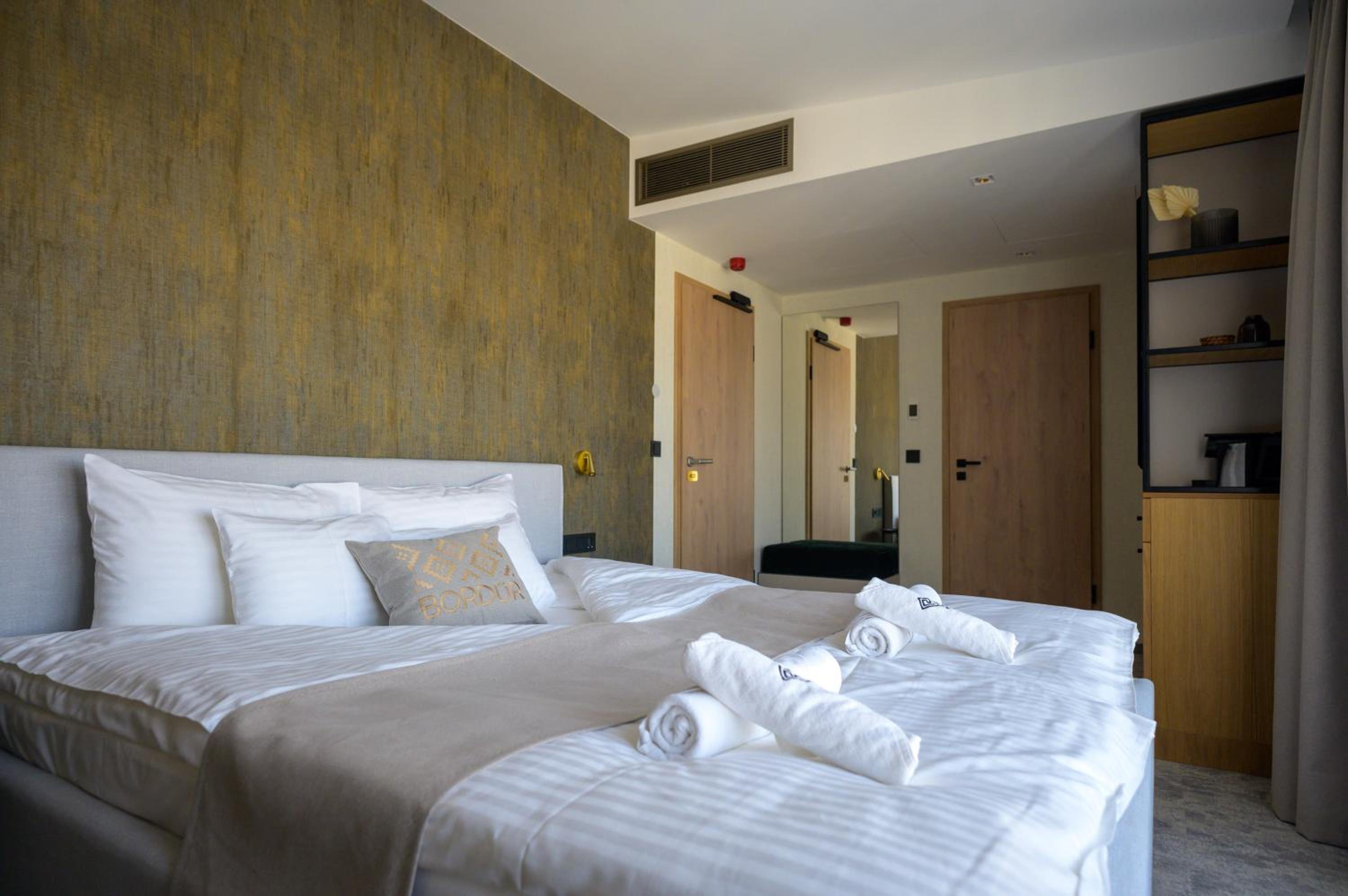 Double Room With Pool View photo 3