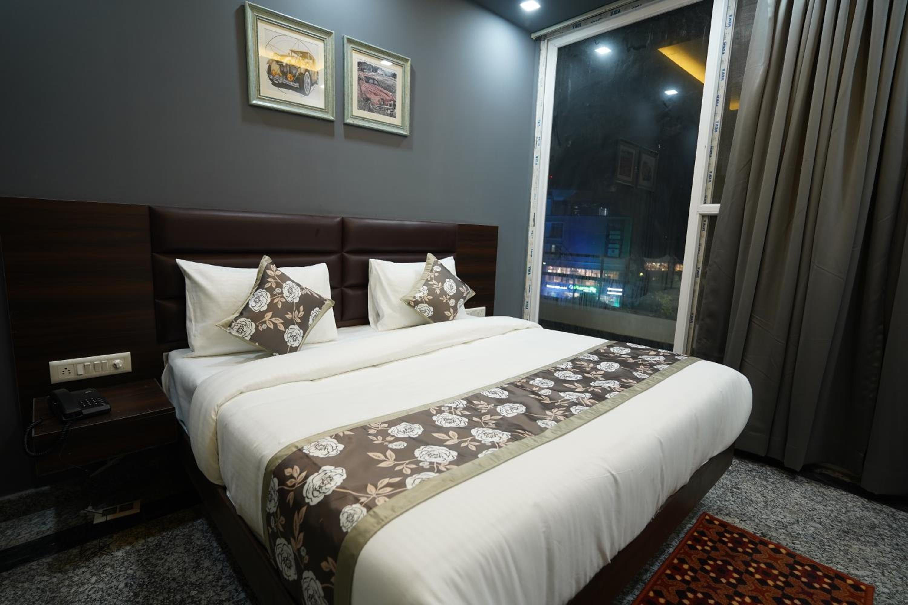 Deluxe Double Room with Balcony photo 1