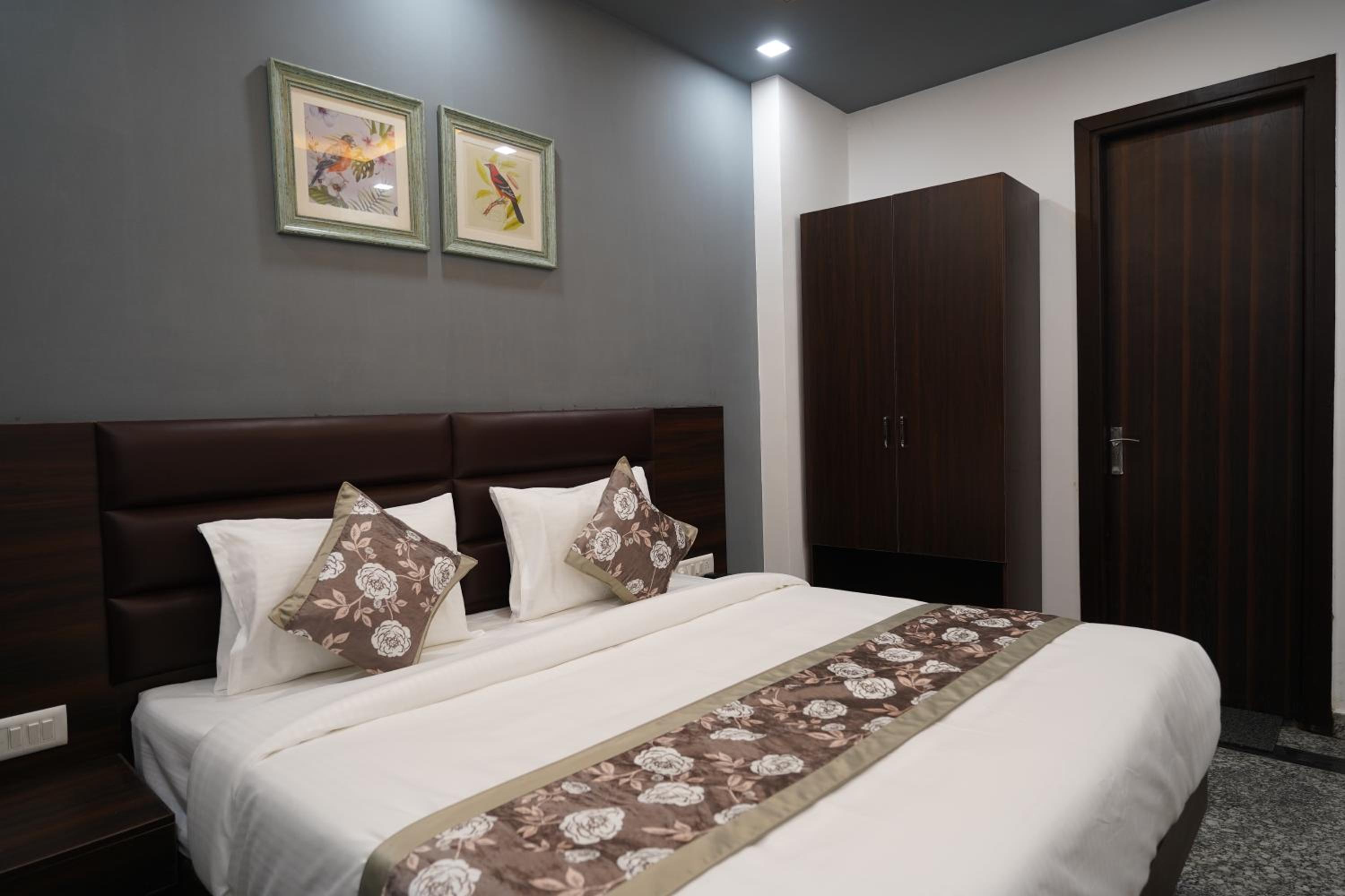 Deluxe Double Room with Balcony photo 3