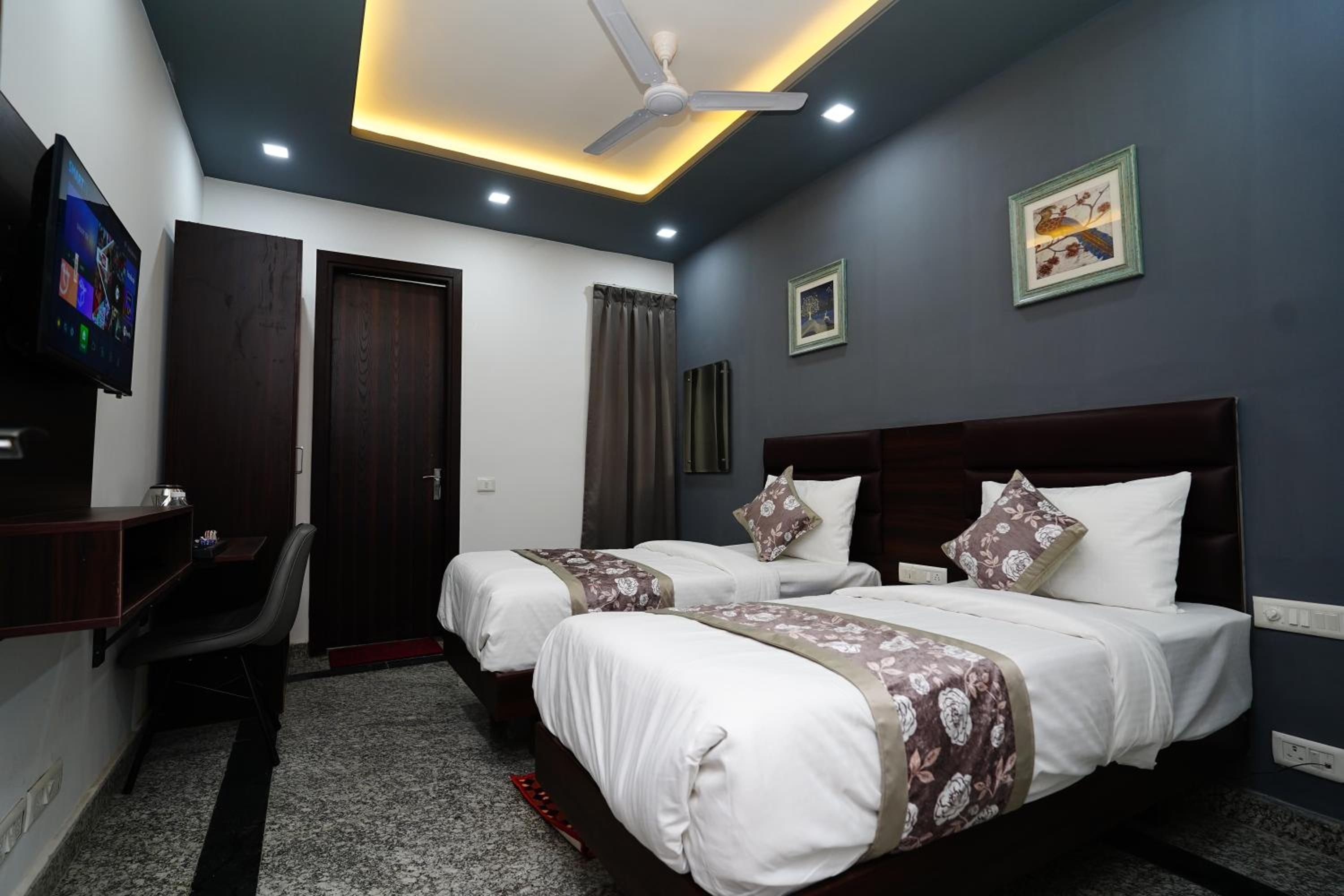 Deluxe Double Room with Balcony photo 2
