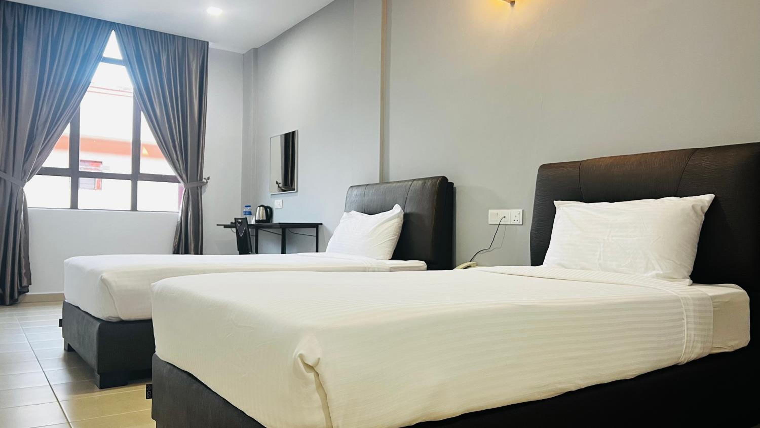 Standard Double or Twin Room - Photo 8