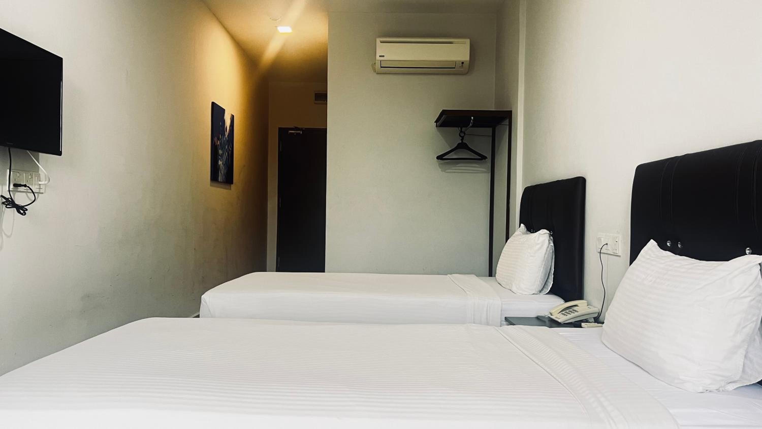 Standard Double or Twin Room - Photo 5