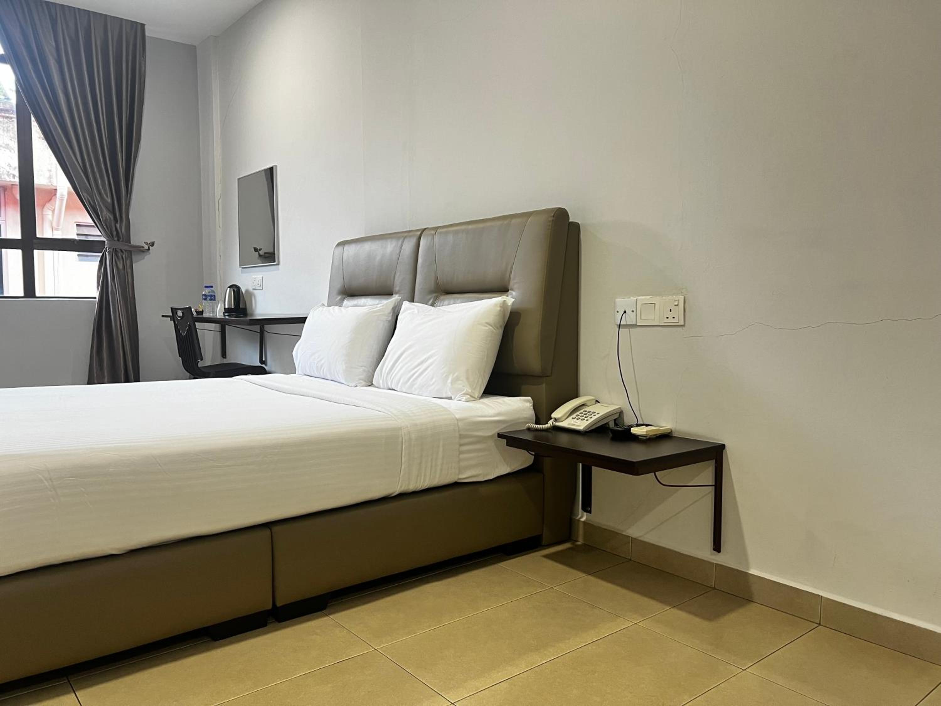 Standard Queen Room - Photo 7