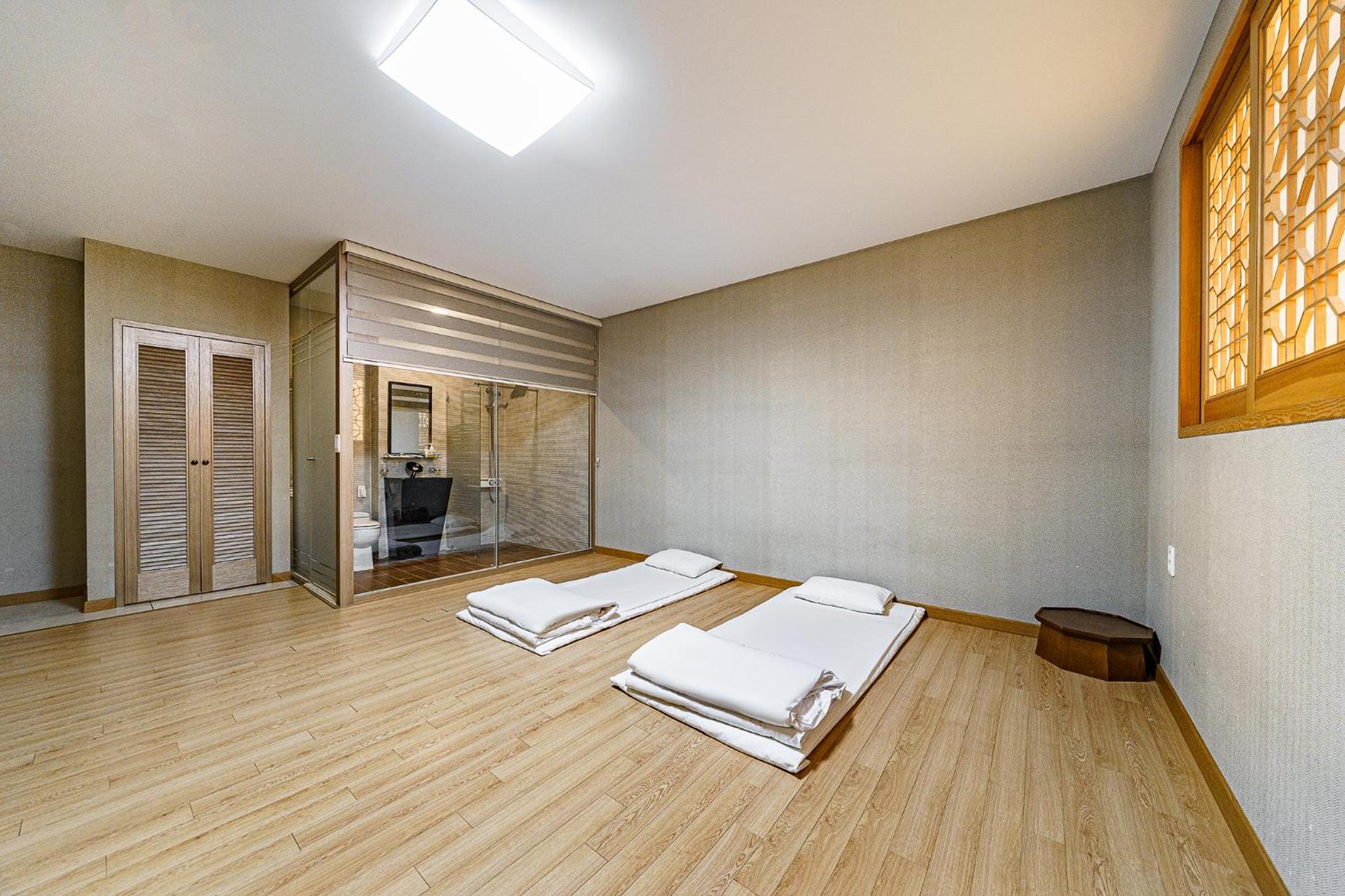 Family Ondol Room - No View (Non-renovated room) - Photo 1