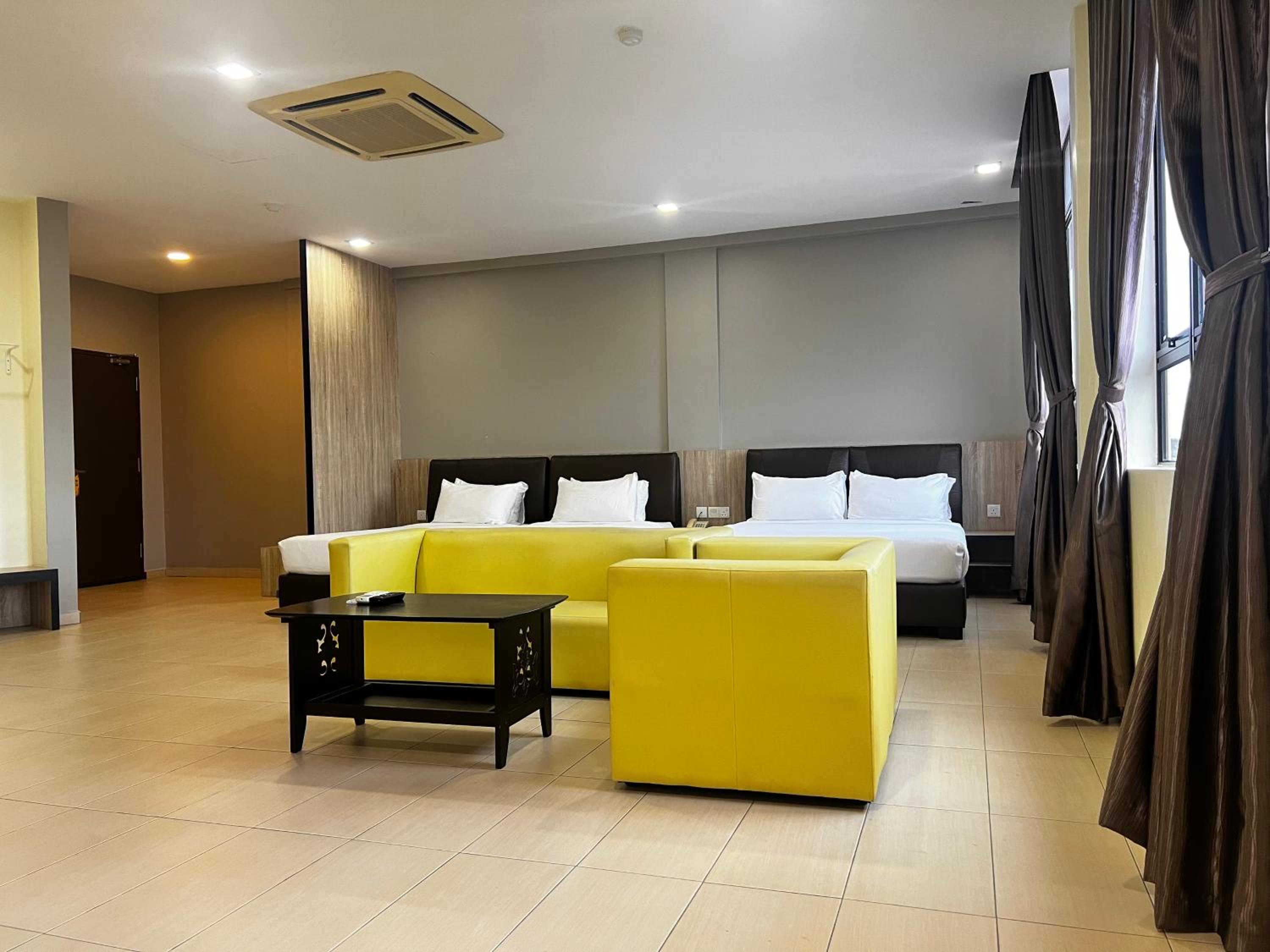 Quadruple Room - Photo 9