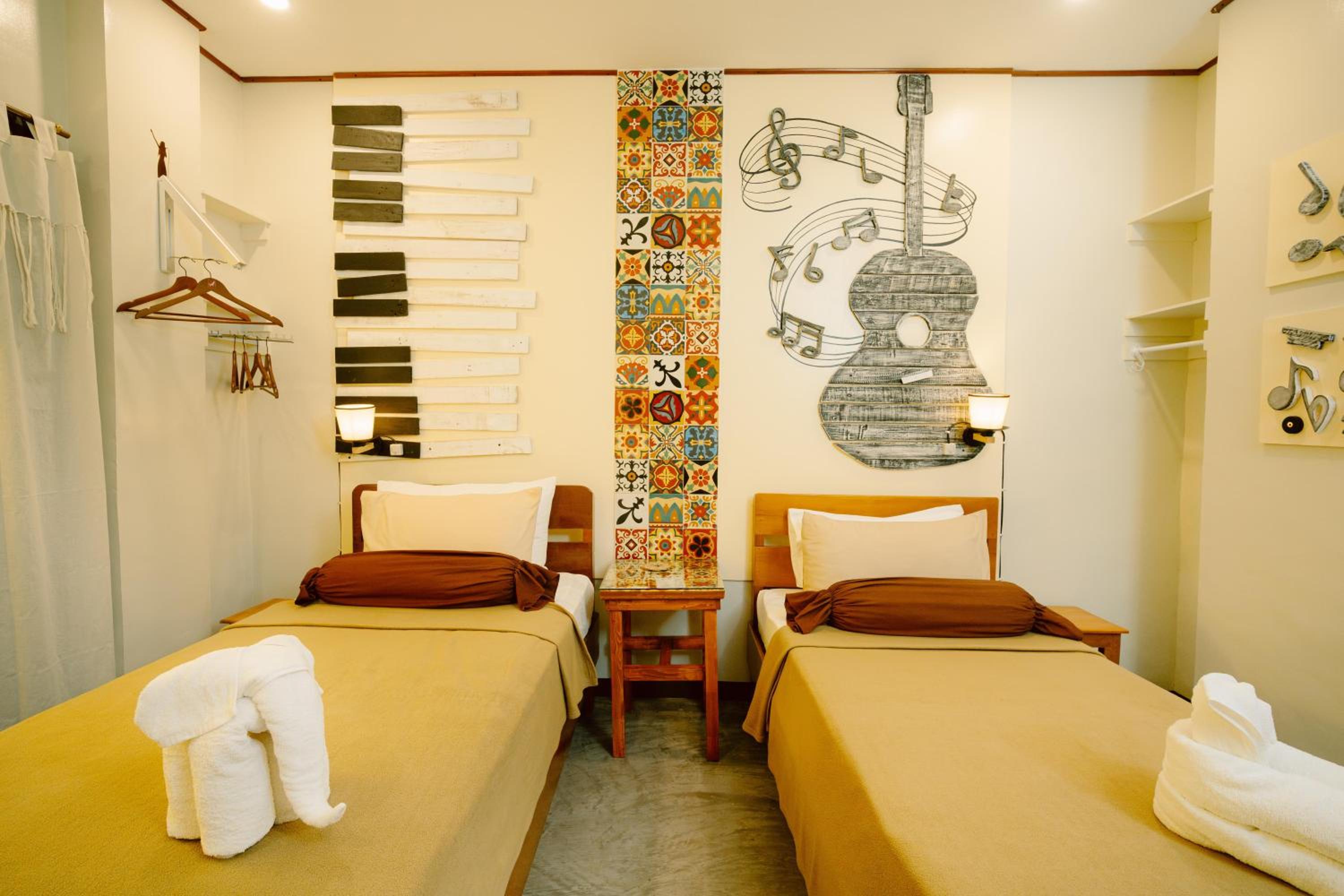 Twin Room - Photo 2