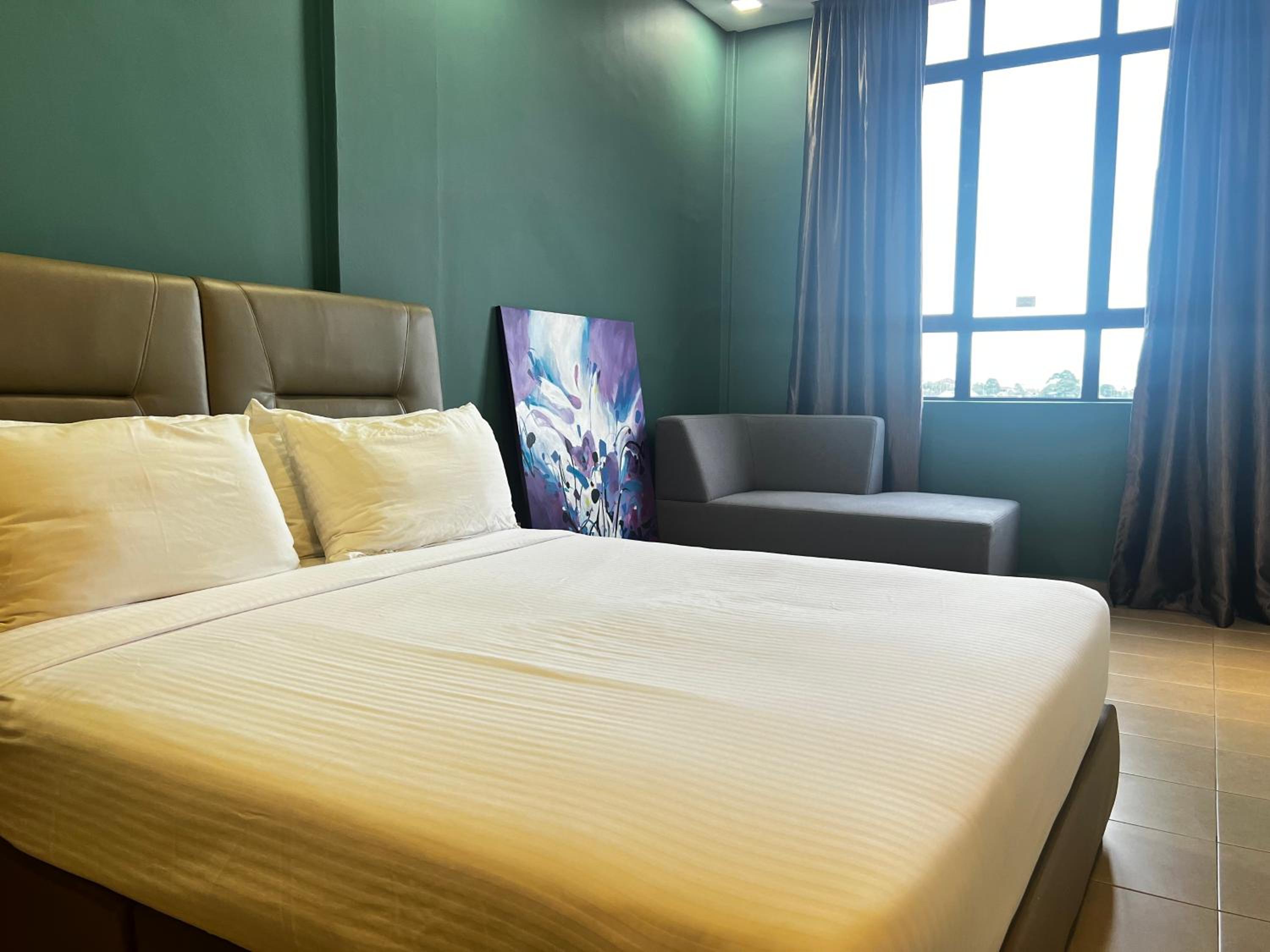 Deluxe Queen Room - Photo 6