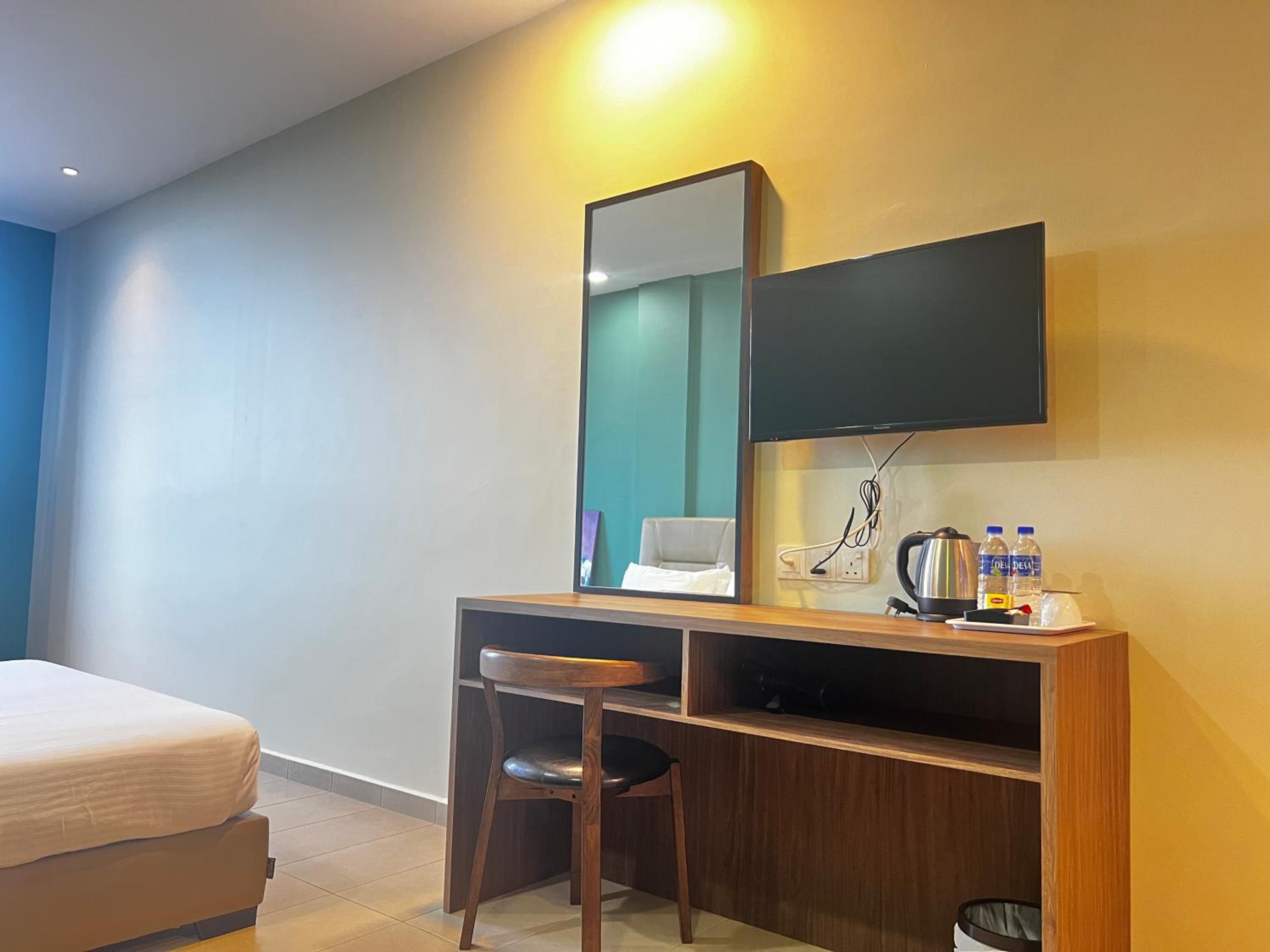 Deluxe Queen Room - Photo 5