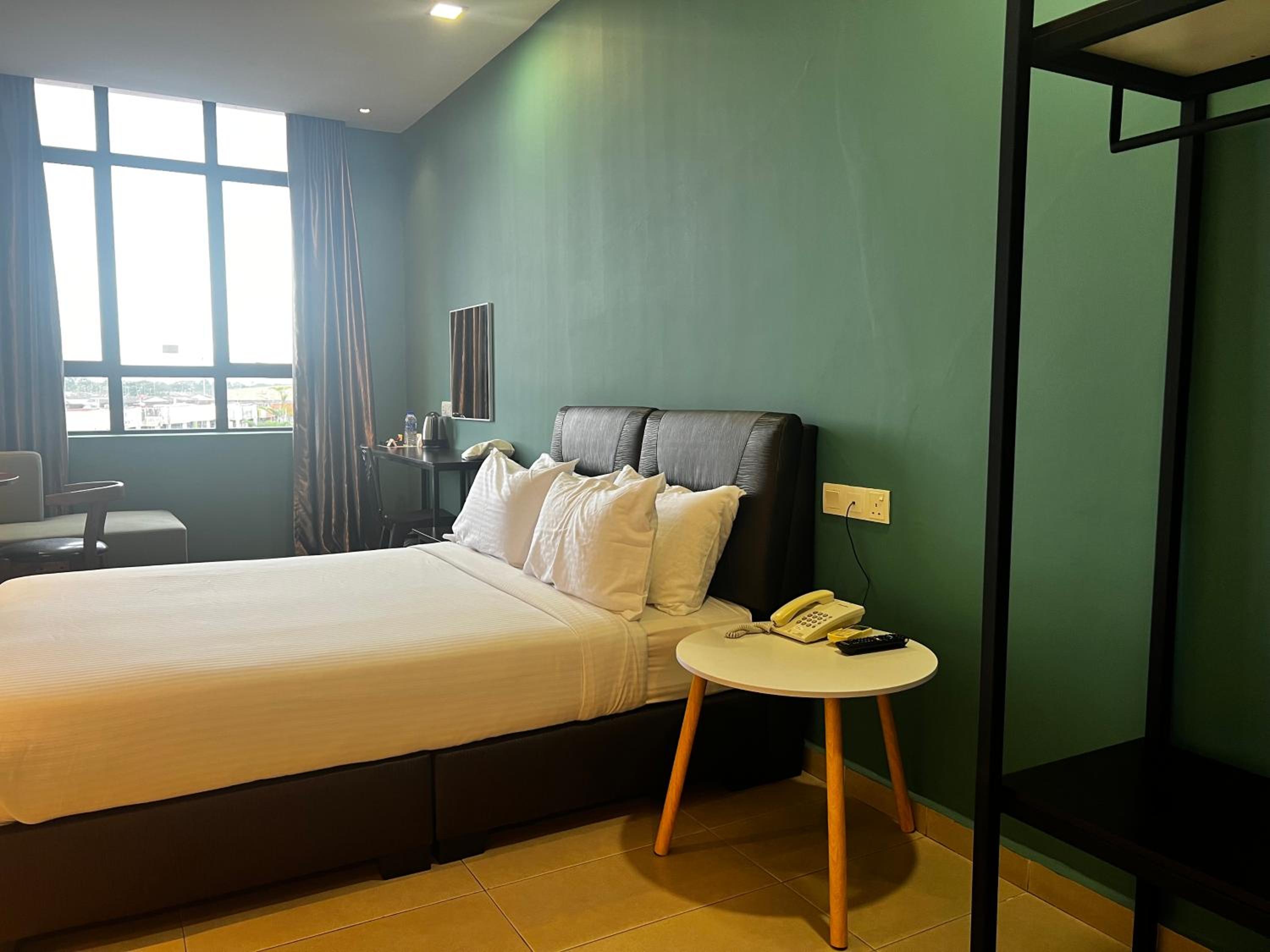 Deluxe Queen Room - Photo 10