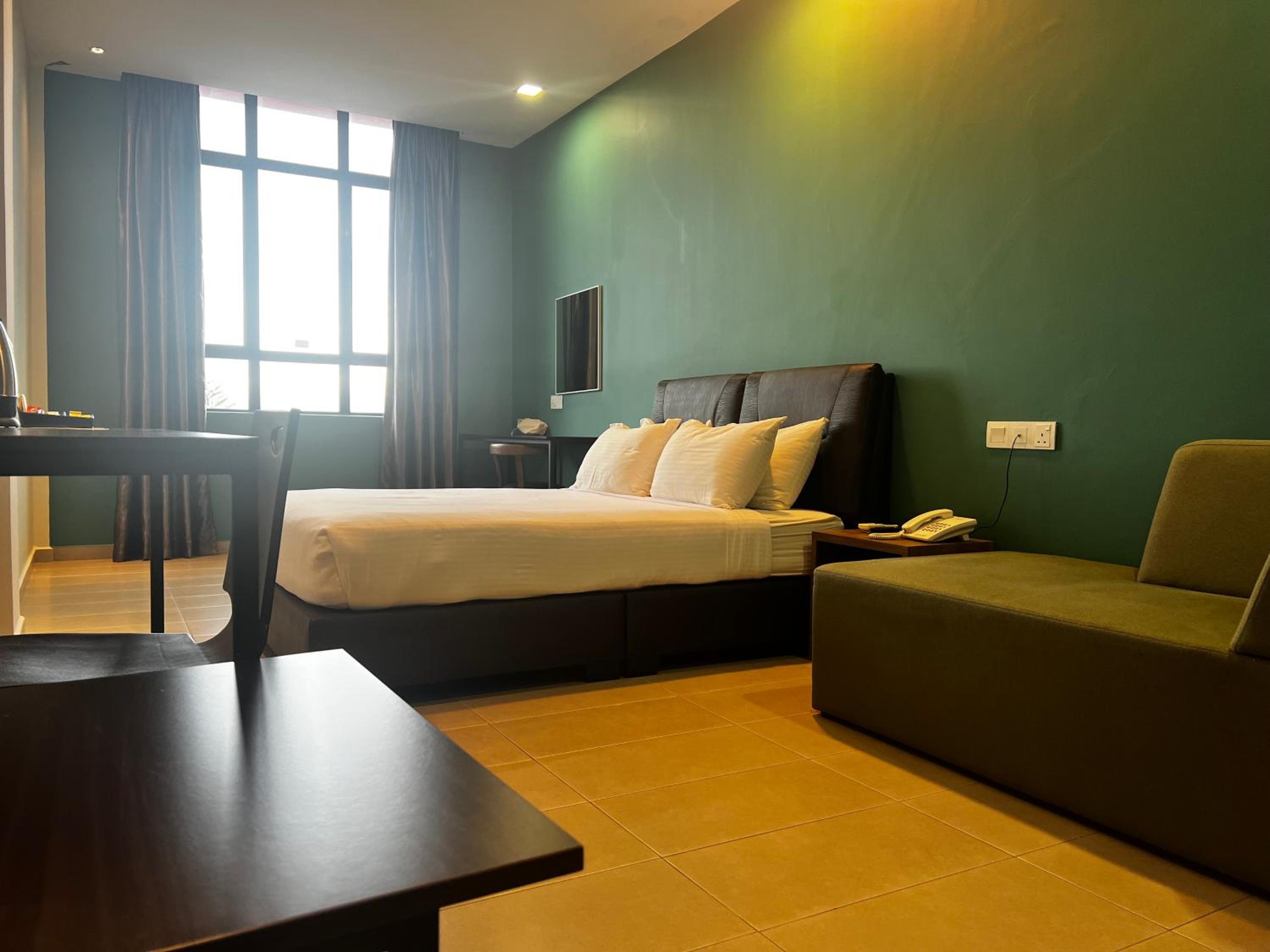 Deluxe Queen Room - Photo 11