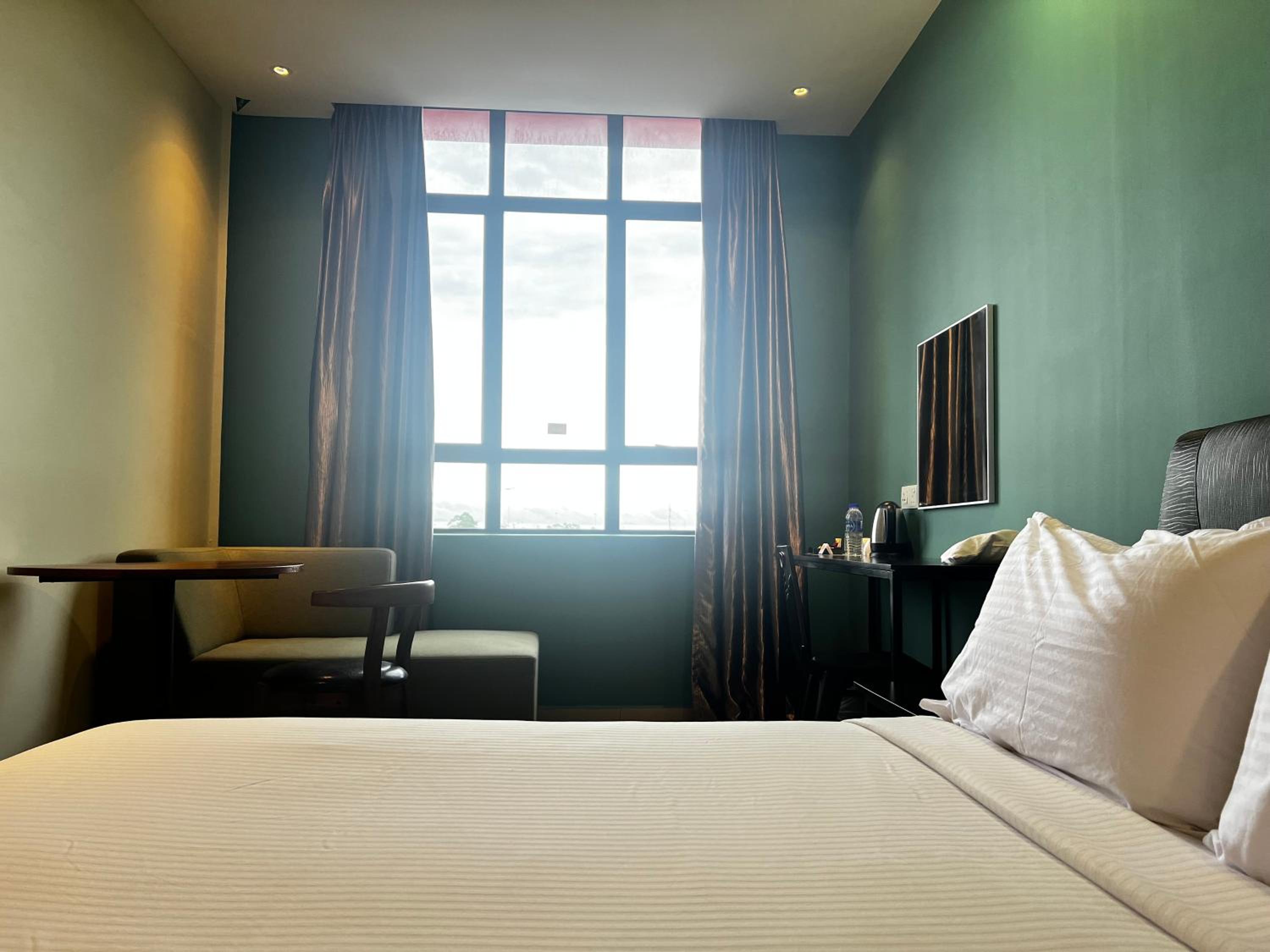 Deluxe Queen Room - Photo 8